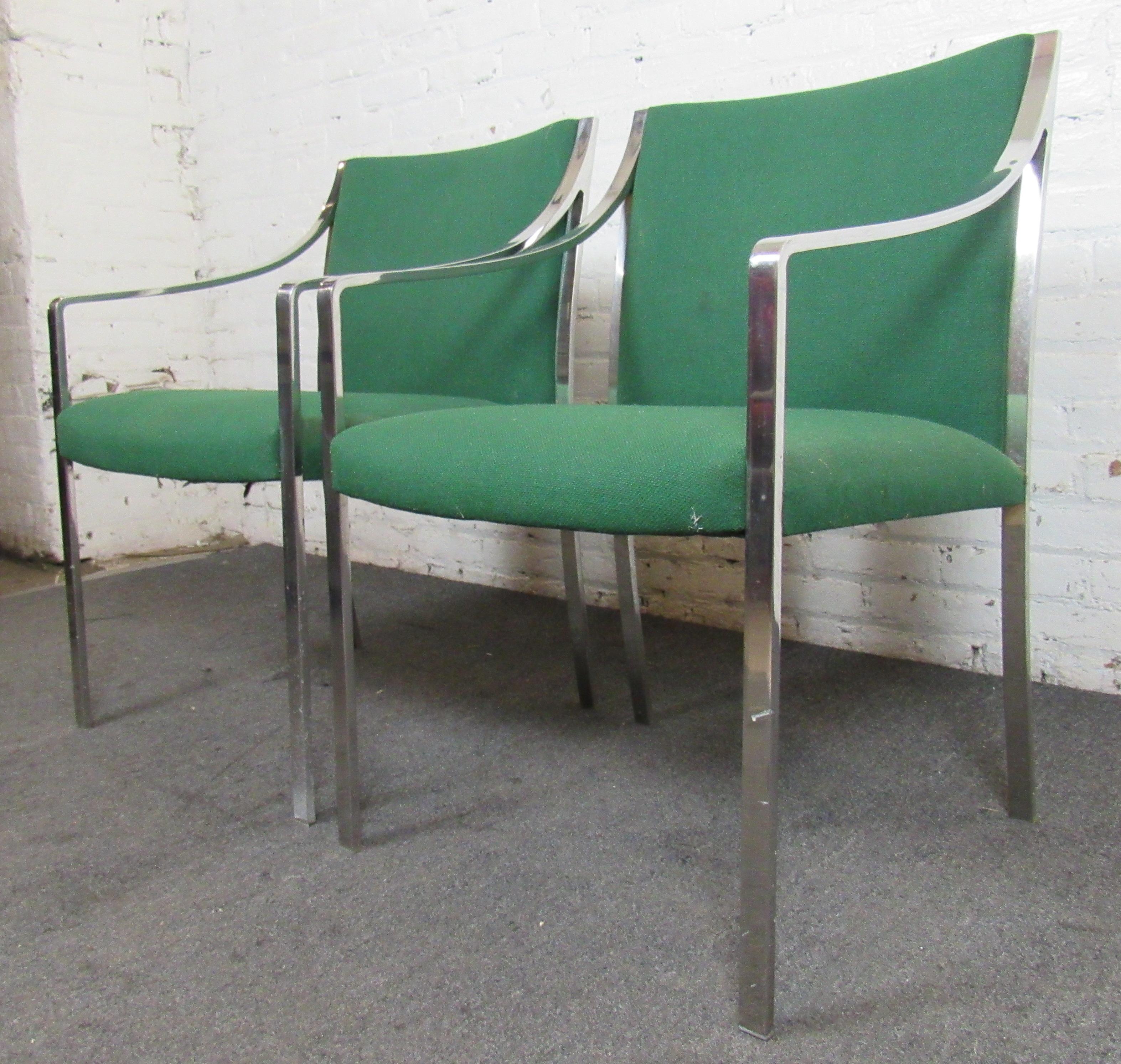 Paire de chaises de bureau modernes du milieu du siècle par Stow Davis. La structure est en chrome poli et les accoudoirs sont arrondis.
Veuillez confirmer le lieu NY ou NJ.