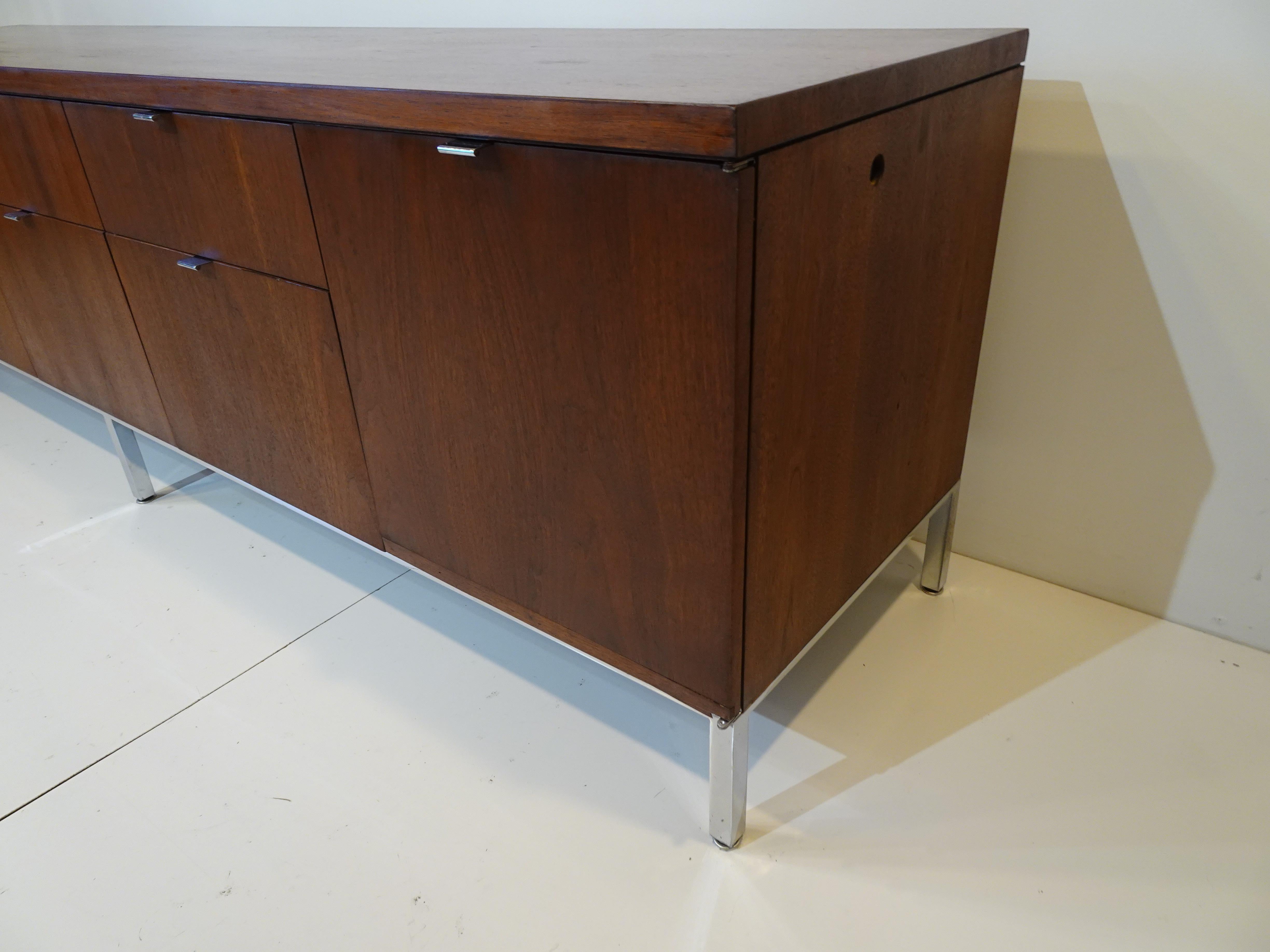 Stow Davis Walnut Credenza in the Style of Knoll In Good Condition In Cincinnati, OH