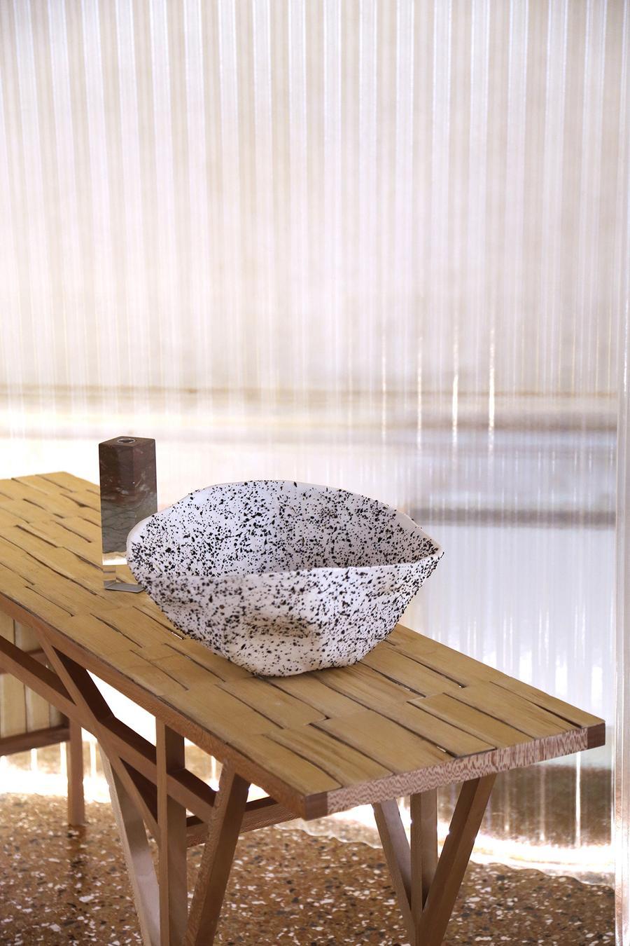 Grand bol/vase ou centre de table décoratif en porcelaine et pierre de lave Neuf - En vente à New York, NY