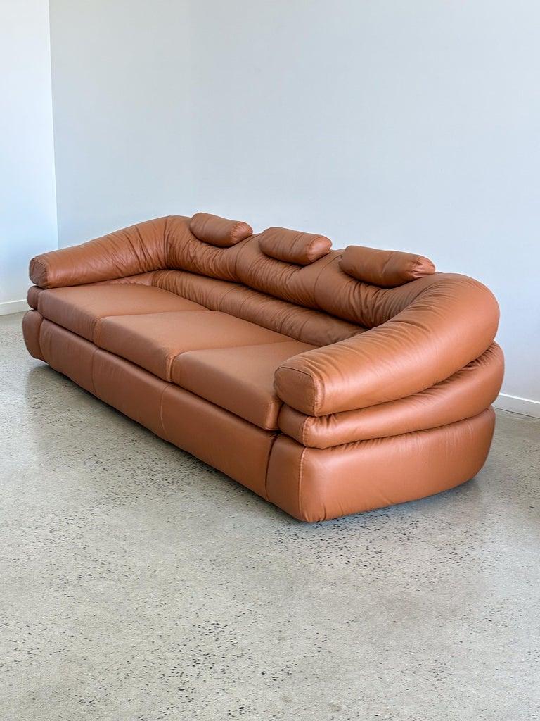 Ce superbe canapé en cuir à trois places a été conçu en 1968 par l'équipe de Design/One, Donato d'Urbino et Paolo Lomazzi. Ils ont créé l'un des objets les plus emblématiques de l'histoire du Design/One italien. Ce modèle appelé 
