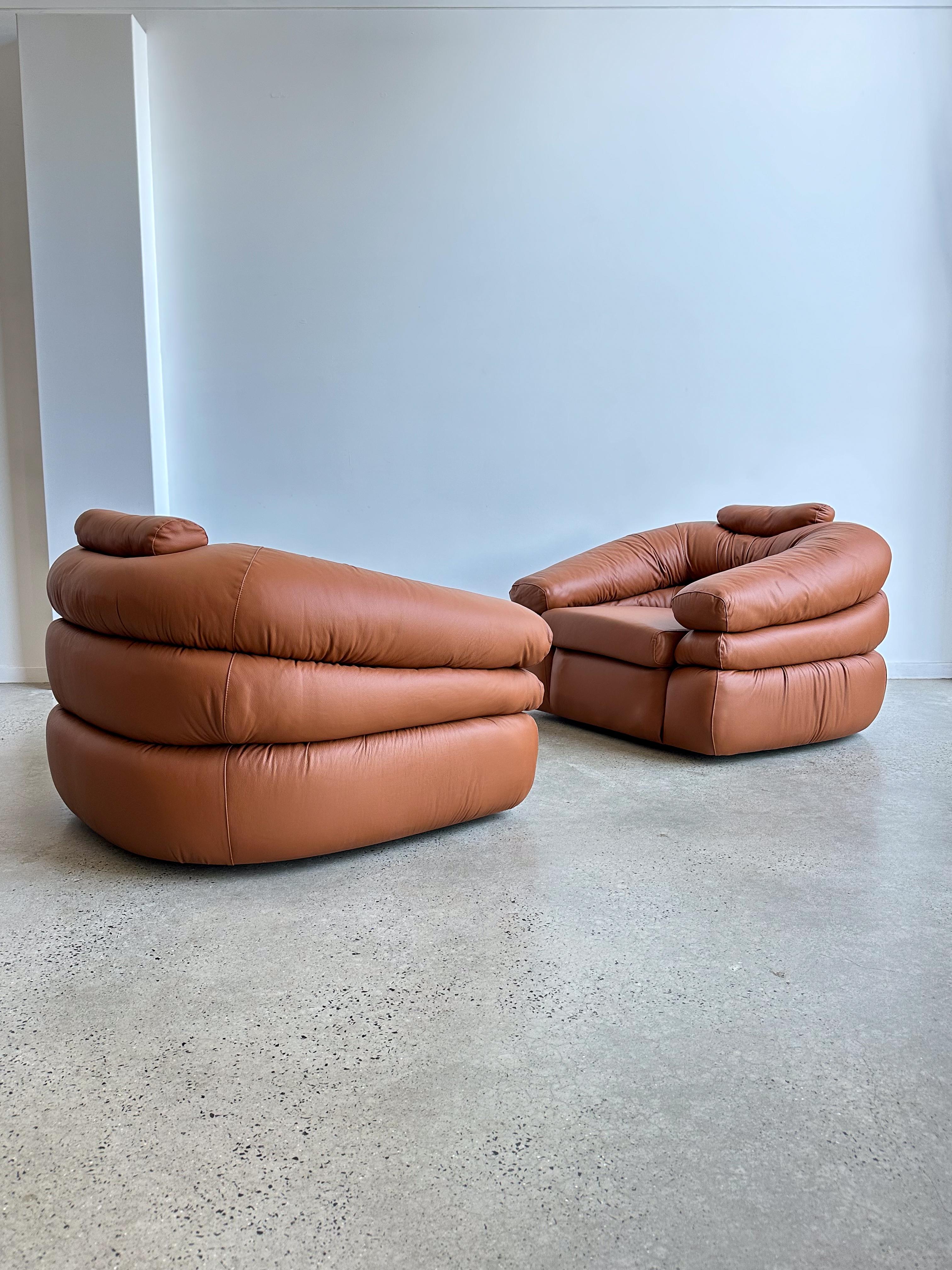 Ces deux fauteuils en cuir ont été conçus en 1968 par l'équipe de Design/One, Donato d'Urbino et Paolo Lomazzi. Ils ont créé l'un des objets les plus emblématiques de l'histoire du Design/One italien. Ce modèle appelé 