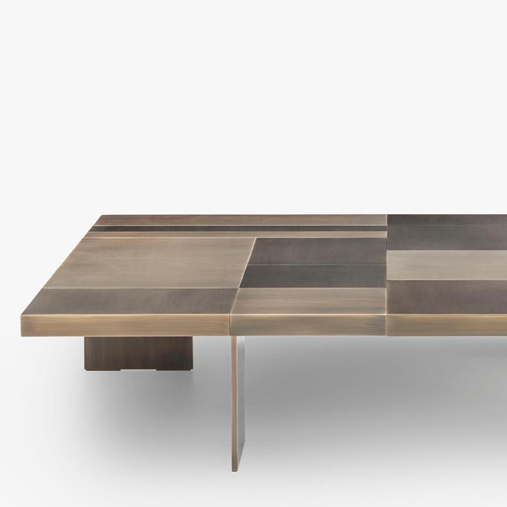Table basse Strada en laiton massif dans des finitions bronzées 
avec structure en bois massif recouverte de laiton massif 
avec des finitions en bronze.
