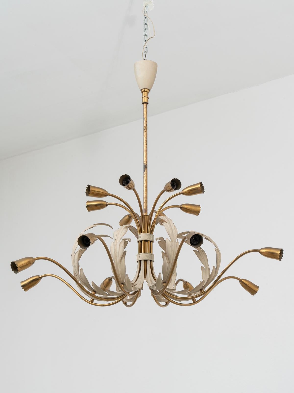 Important Italian decorative chandelier by Strada Milano, with a floral motif and a Sputnik layout.
Strada was a manufacturer in Milan. They produced several pieces designed by Guglielmo Ulrich.
It features 16 lights (E14 lightbulbs). All