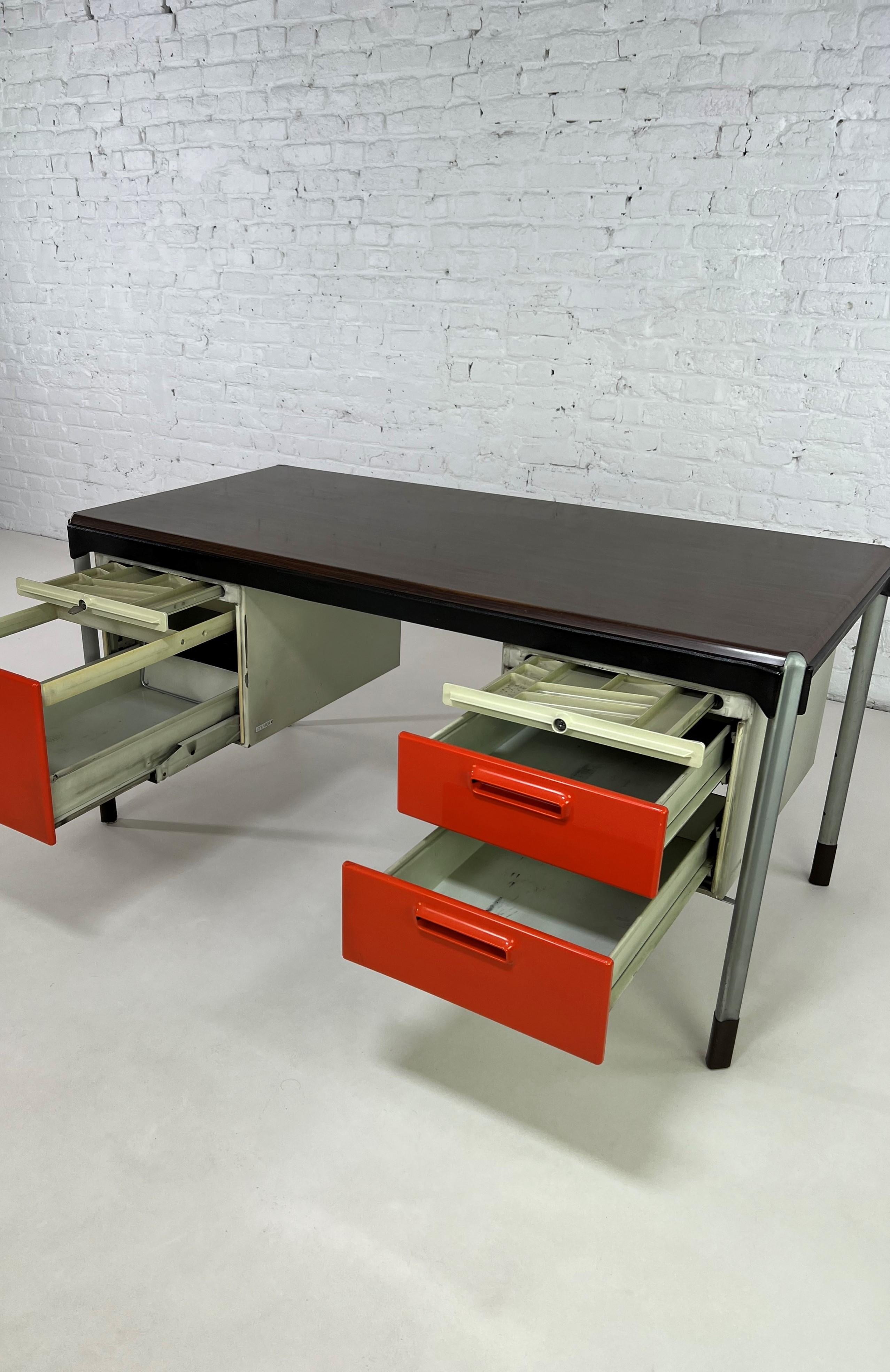 Strafor and Marc Held 1960s-1970s French Wooden and Metal Rare Executive Desk In Good Condition For Sale In Tourcoing, FR