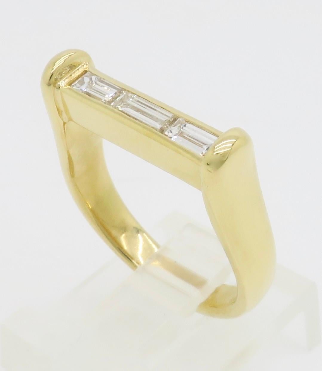 Bague droite en or jaune 18 carats avec diamants baguettes en vente 5