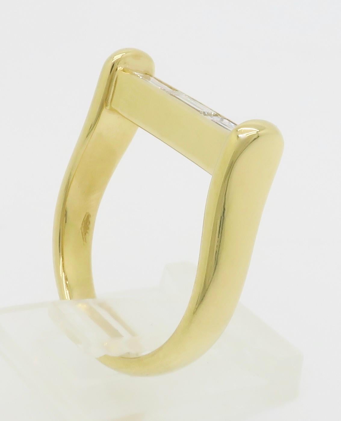 Bague droite en or jaune 18 carats avec diamants baguettes en vente 8