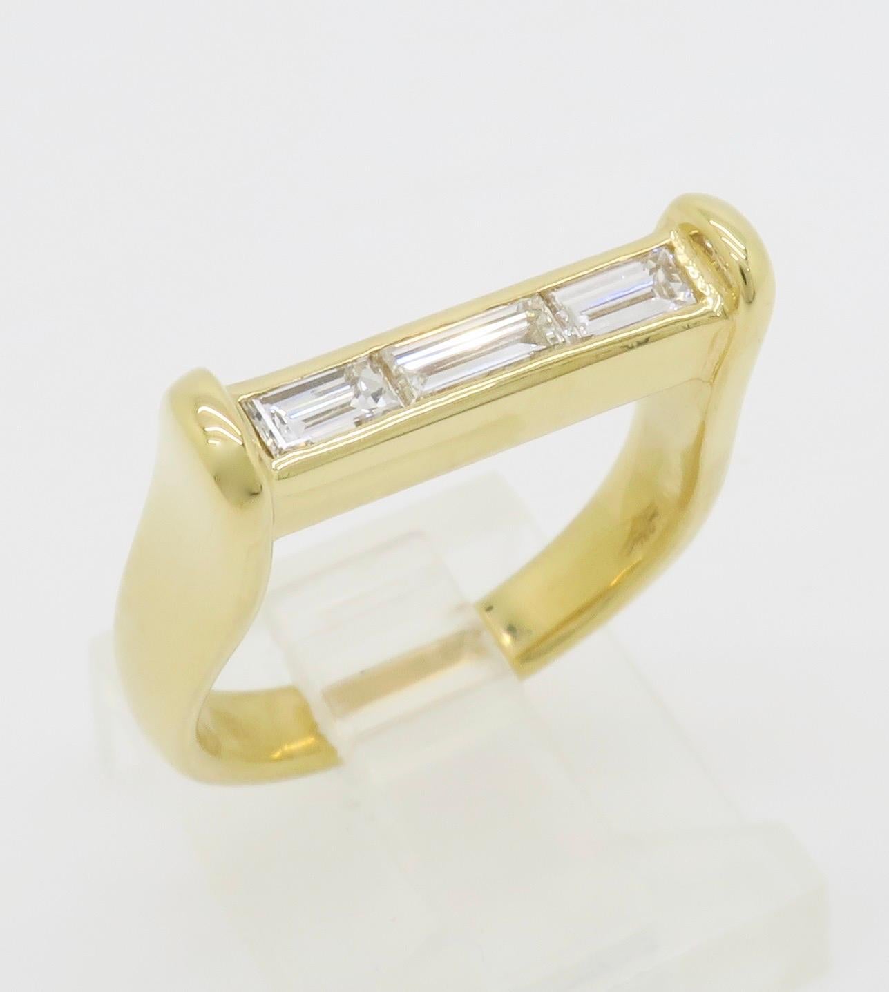 Bague droite en or jaune 18 carats avec diamants baguettes en vente 9
