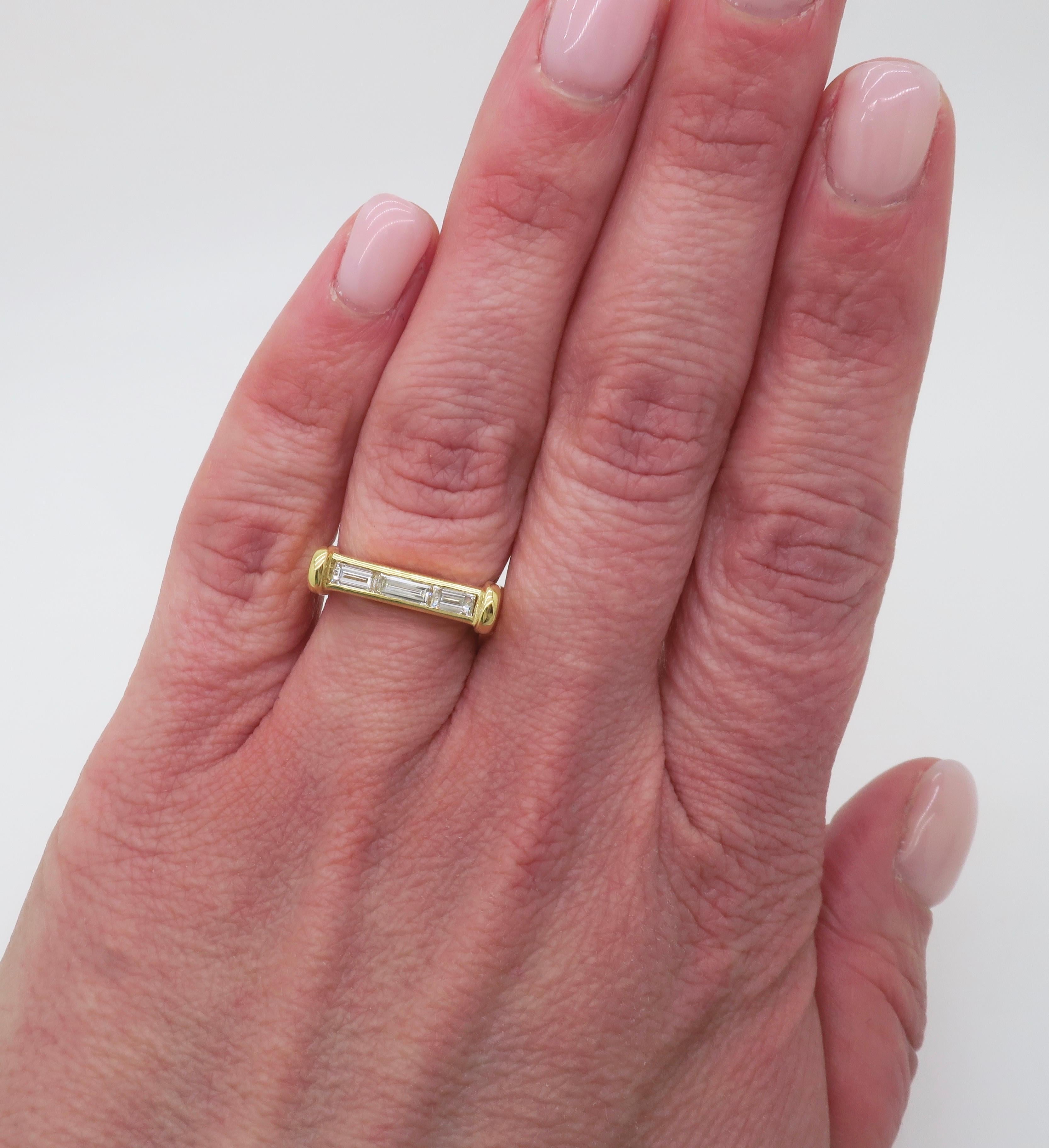 Bague en or jaune 18k faite sur mesure et ornée de diamants baguettes uniques. 

Poids total en carats du diamant : .65ct Extraction de la terre
Taille du diamant : Baguette droite 
Couleur du diamant : E-F 
Clarté du diamant : VS1-VS2
Métal : 18k