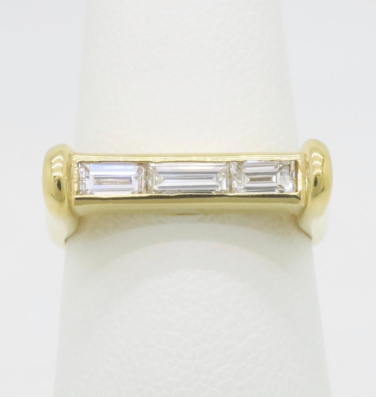 Taille baguette Bague droite en or jaune 18 carats avec diamants baguettes en vente