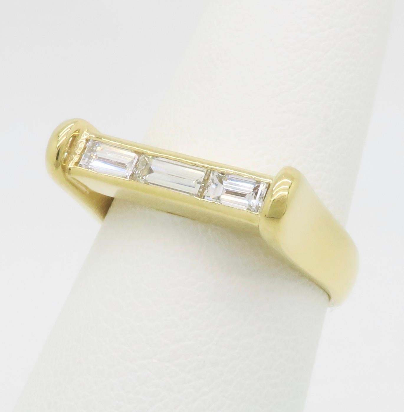 Bague droite en or jaune 18 carats avec diamants baguettes Neuf - En vente à Webster, NY