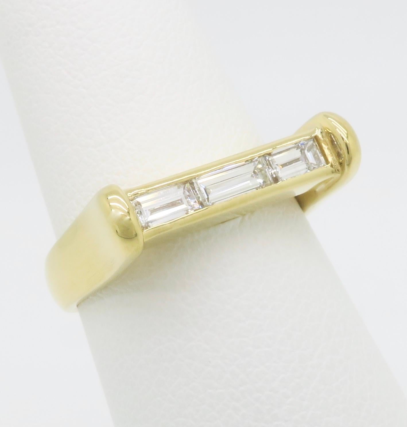 Bague droite en or jaune 18 carats avec diamants baguettes Pour femmes en vente