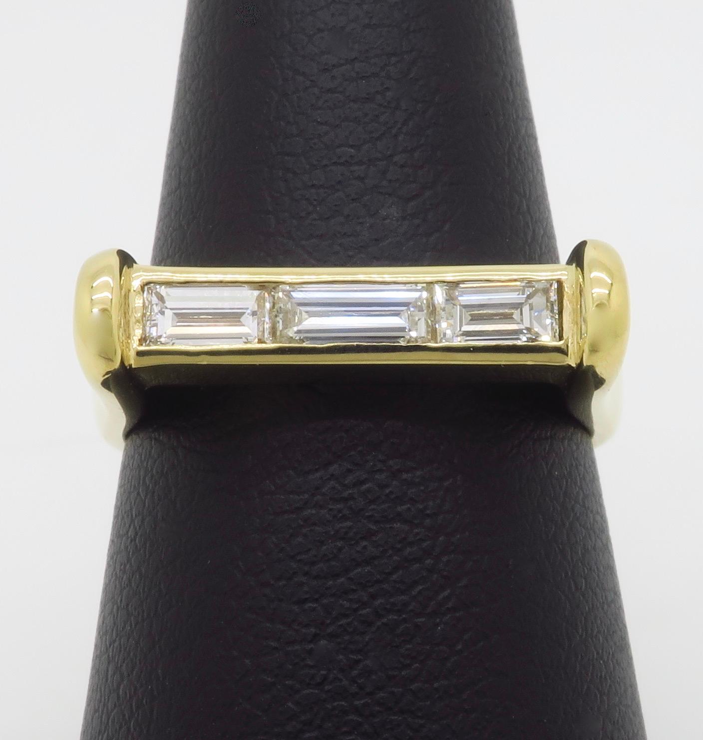 Bague droite en or jaune 18 carats avec diamants baguettes en vente 1