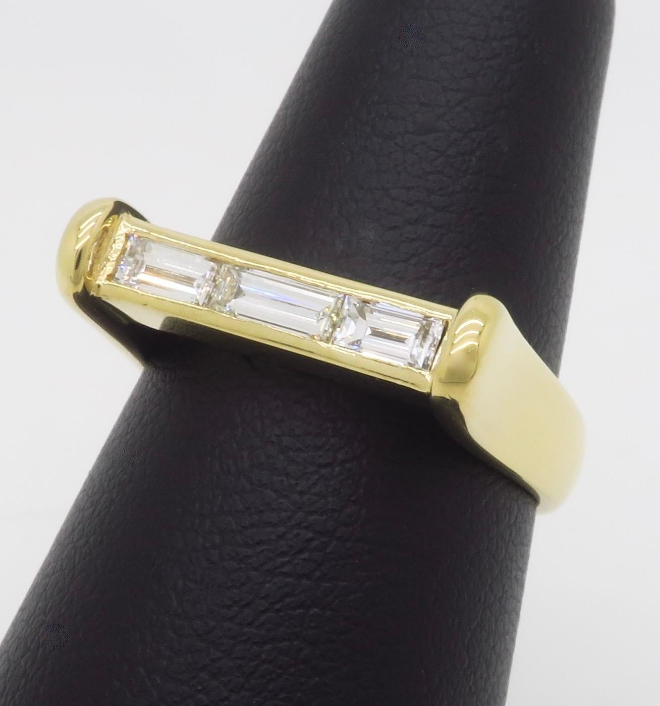Bague droite en or jaune 18 carats avec diamants baguettes en vente 2