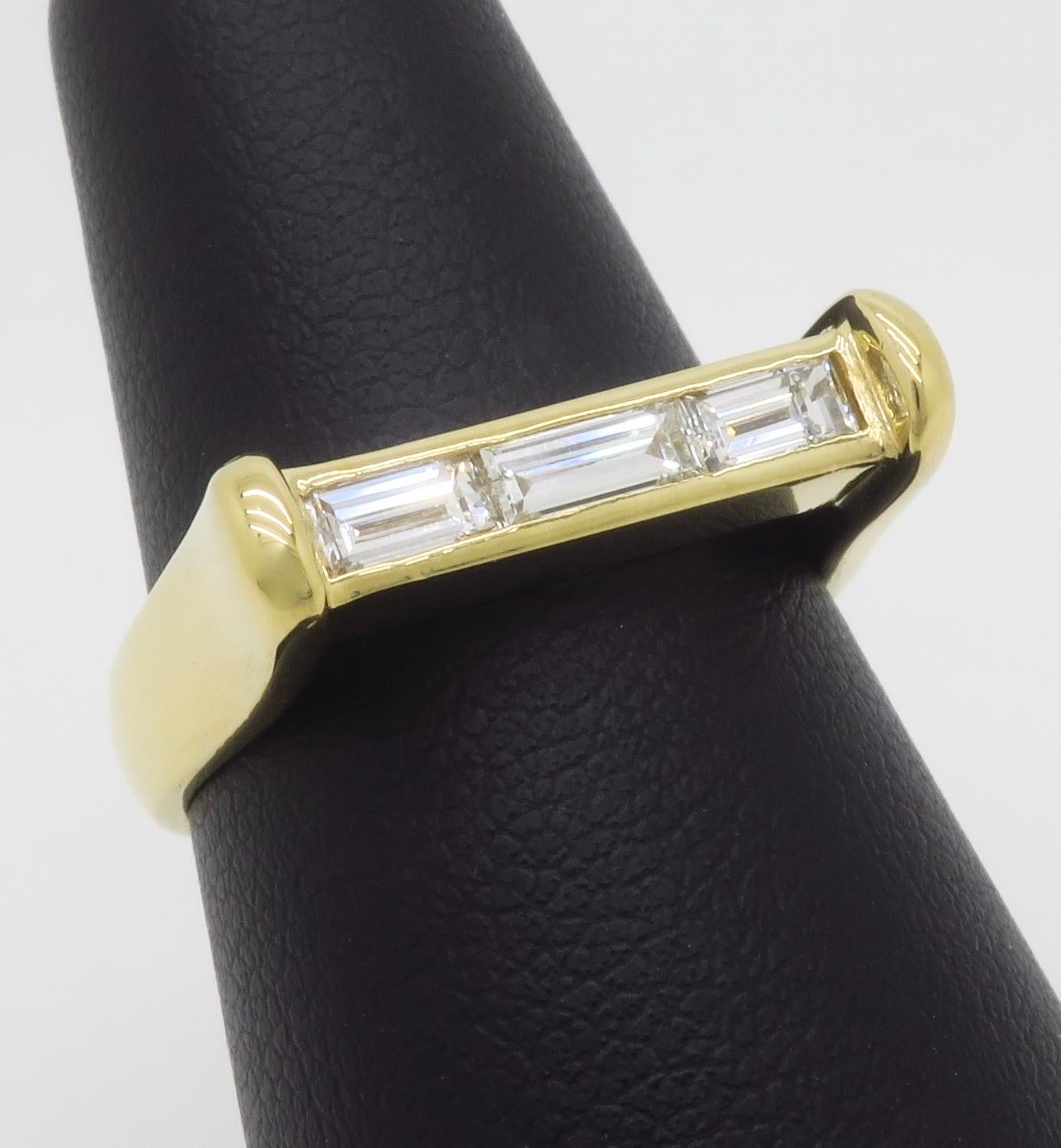 Bague droite en or jaune 18 carats avec diamants baguettes en vente 3