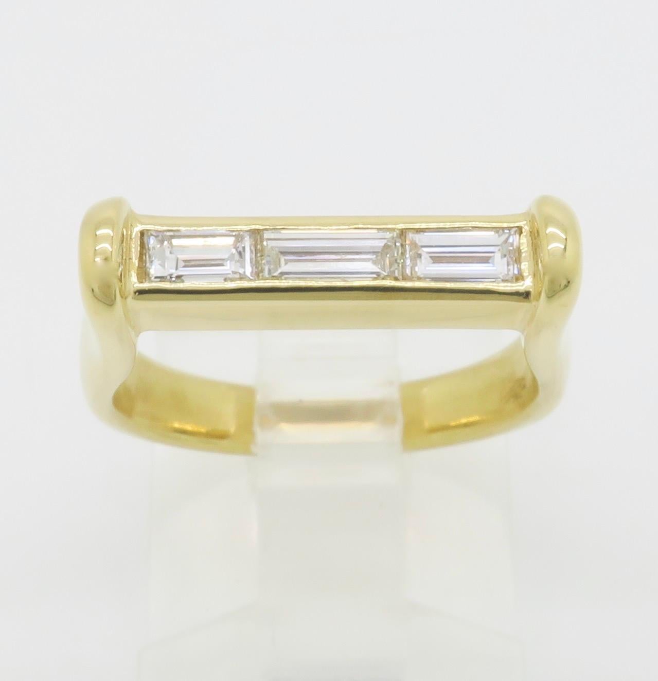 Bague droite en or jaune 18 carats avec diamants baguettes en vente 4