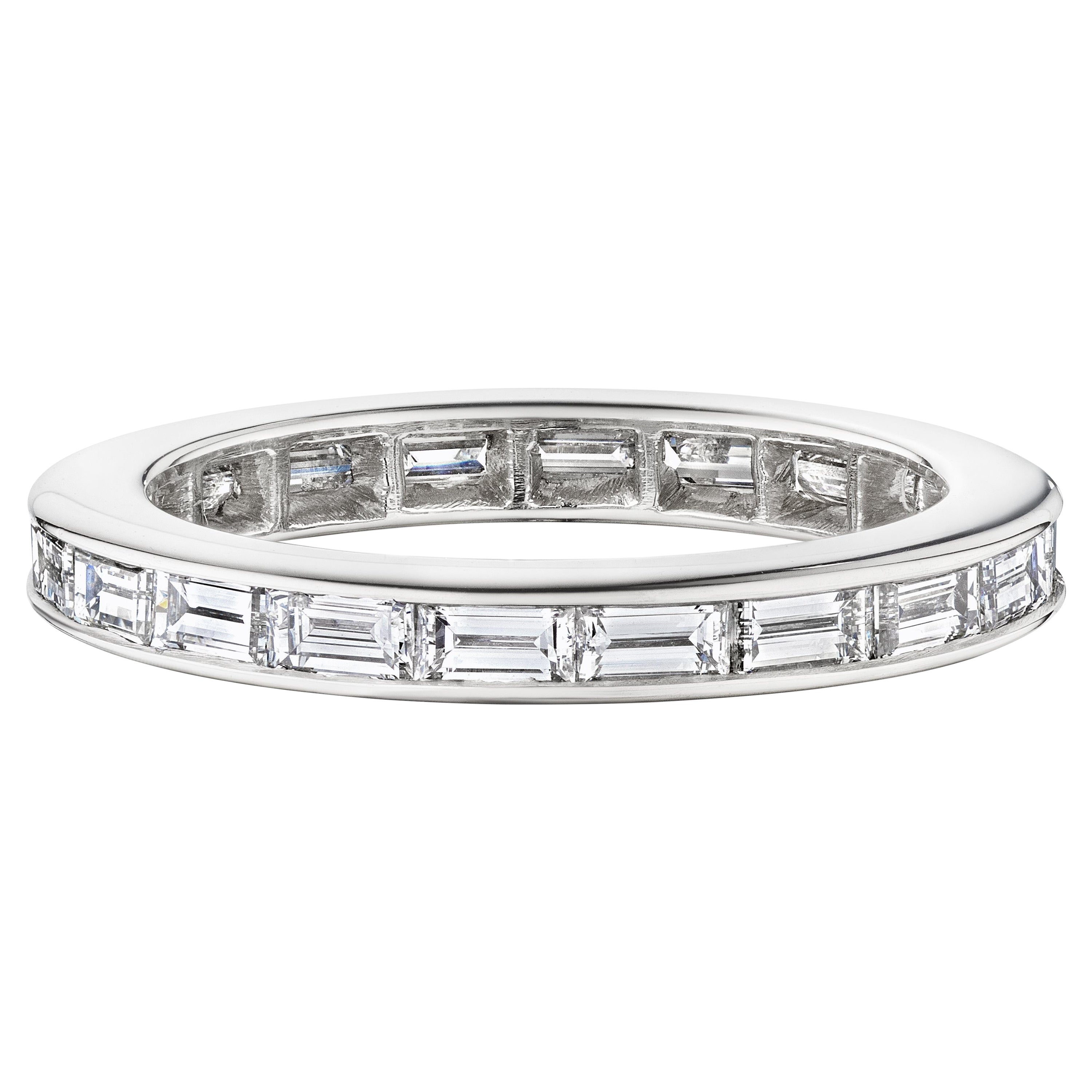 Im Angebot: Gerader Baguette Ewigkeitsring aus Platin ()