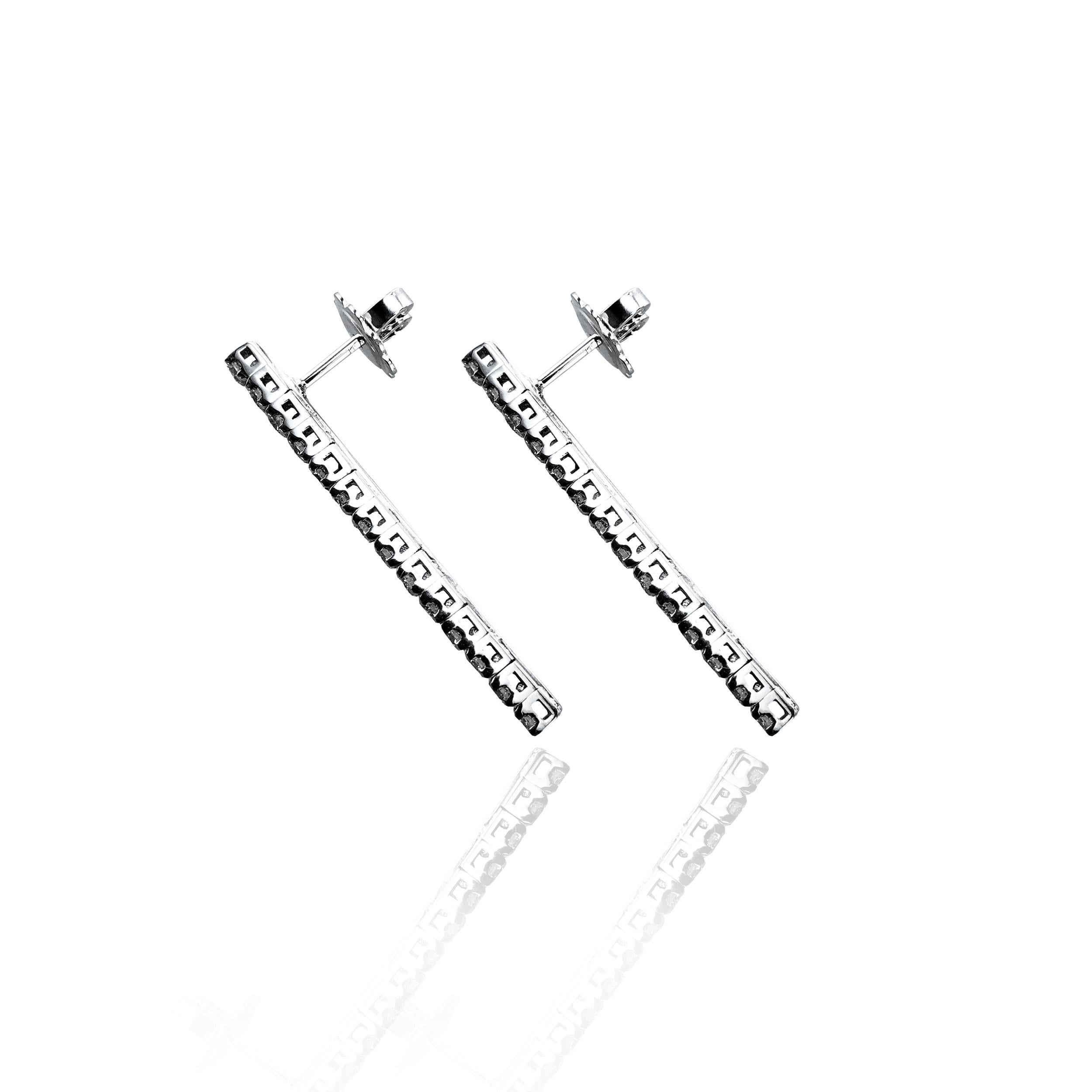 Estos pendientes colgantes de diamantes de 1,08 quilates están engastados en oro blanco de 18 quilates y se sujetan a la oreja con cierres de mariposa. 

Los pendientes cuelgan bellamente 14 diamantes redondos blancos brillantes, ofreciendo a quien