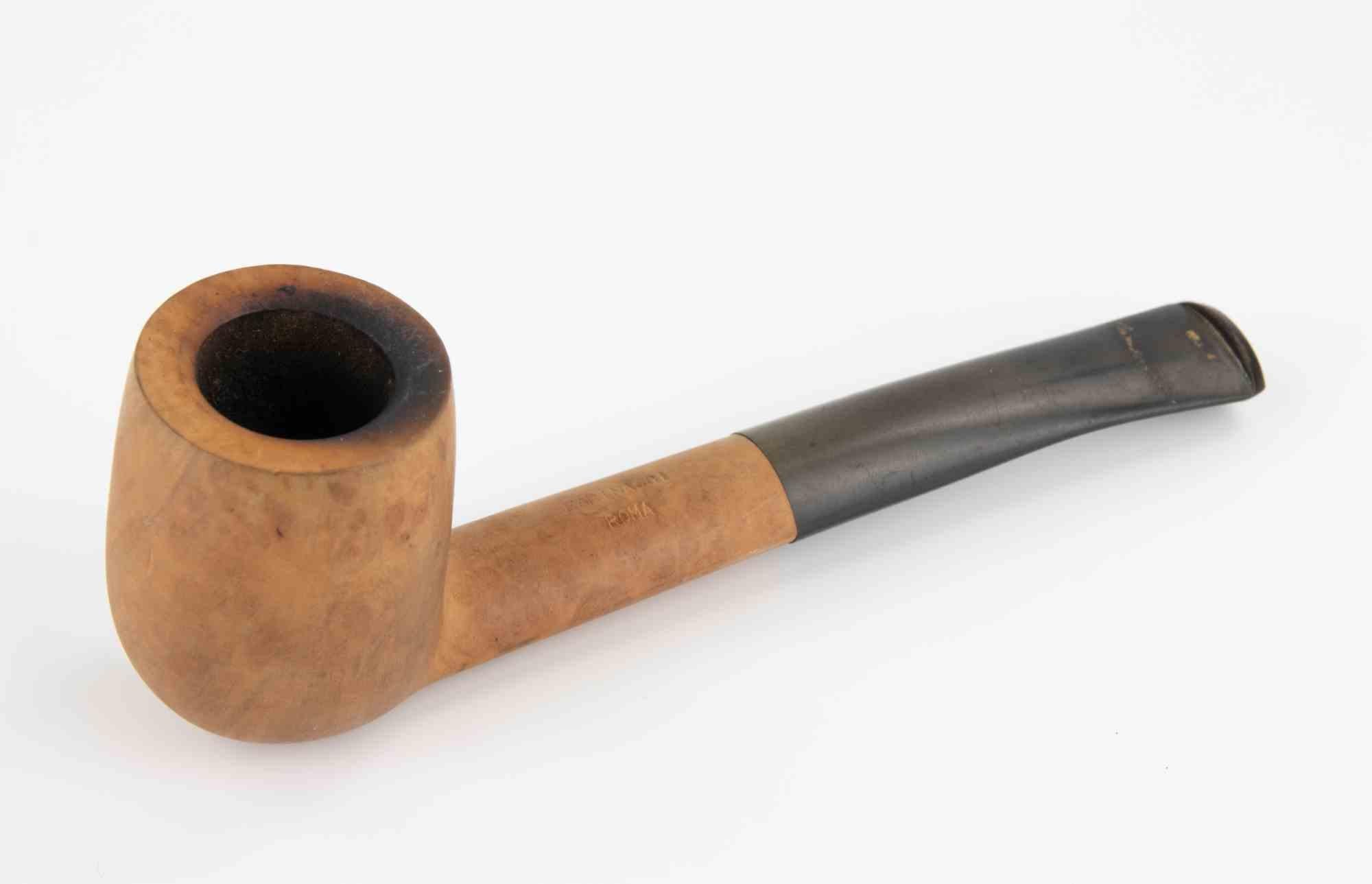 Cette pipe en bruyère italienne, fabriquée par Farinacci à Rome, est un bel exemple de l'artisanat du milieu du siècle dernier, alliant simplicité et proportions raffinées. Le bol est façonné dans le style classique du billard, avec une chambre