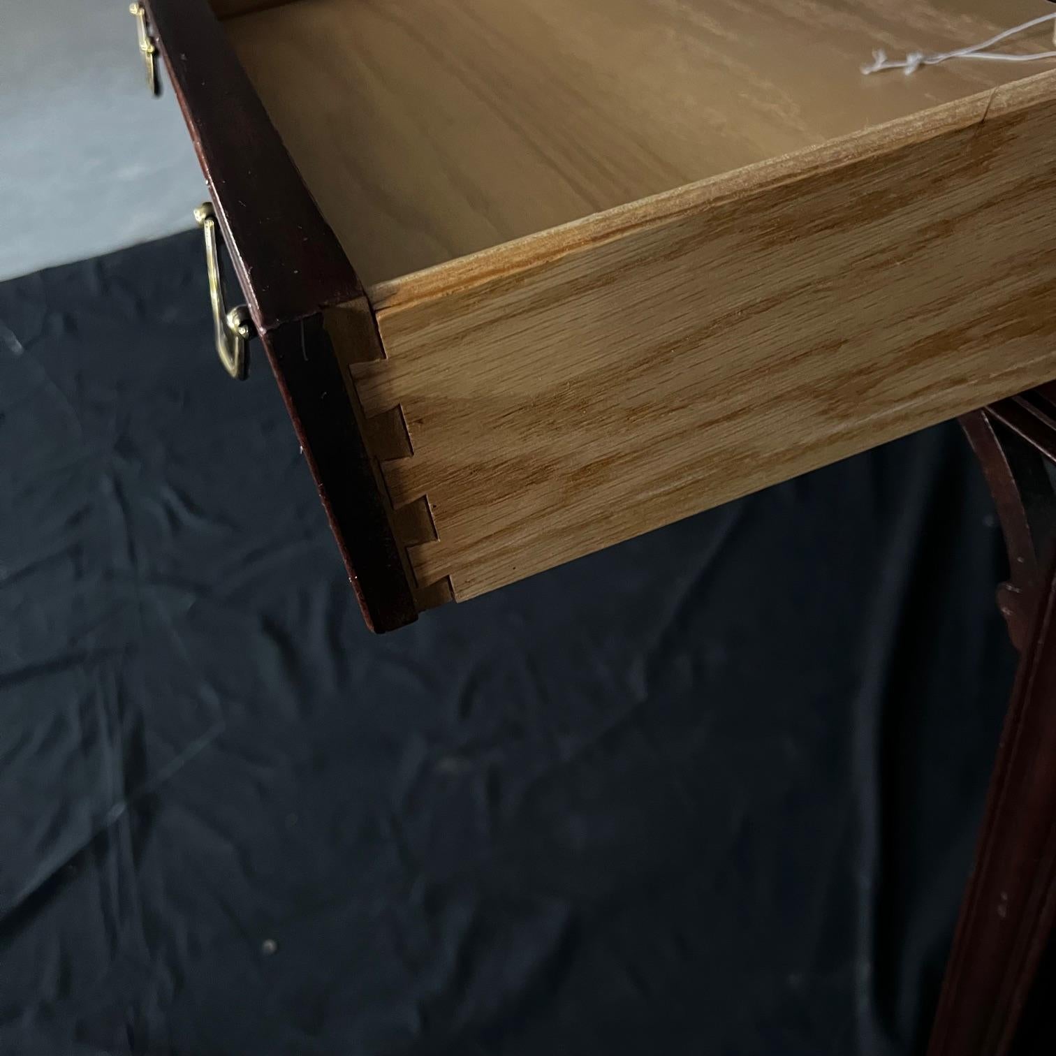  Gerades Bein British Chippendale Stil Bibliothek Schreibtisch oder Schreibtisch  im Zustand „Gut“ im Angebot in Hopewell, NJ