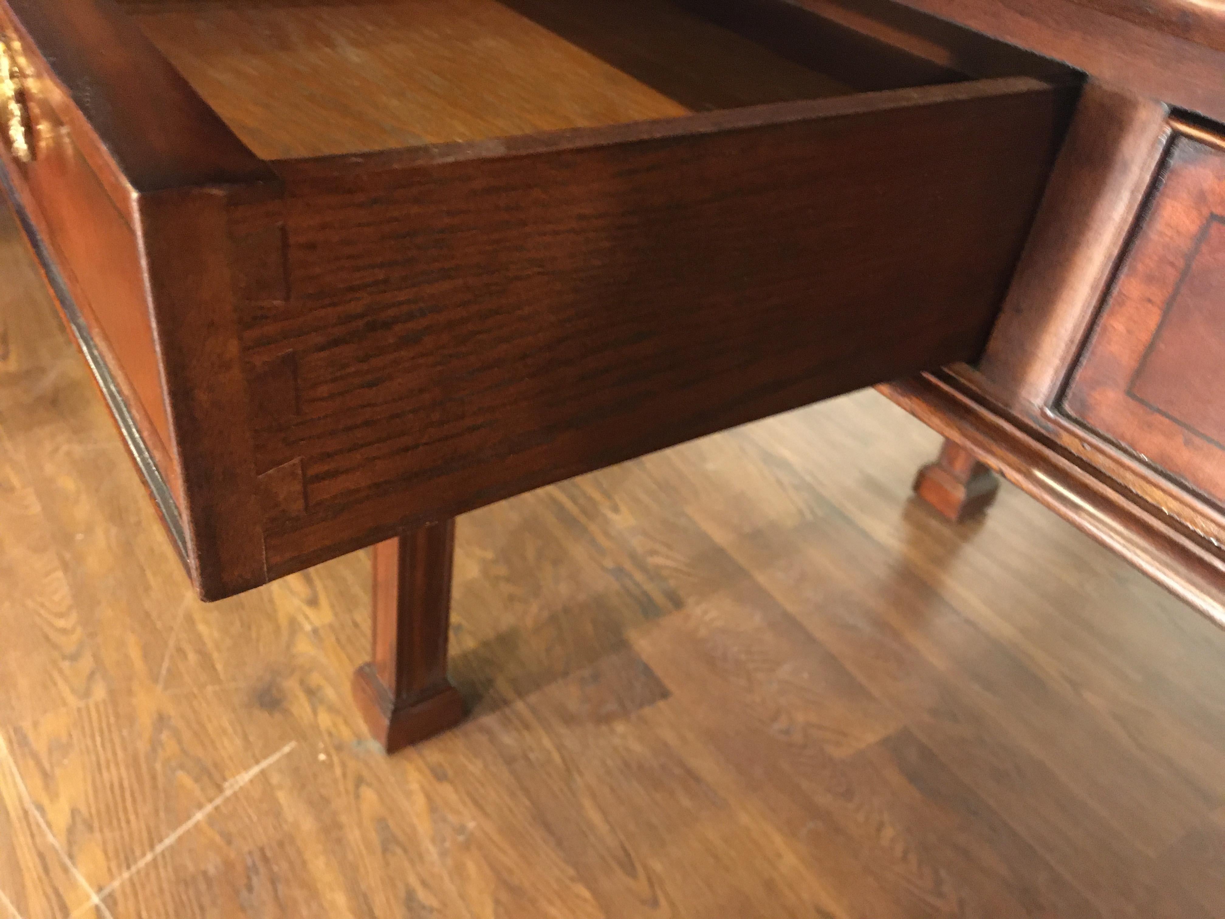 Scrivania da biblioteca con gamba dritta in stile Chippendale di A. Hall in vendita 3