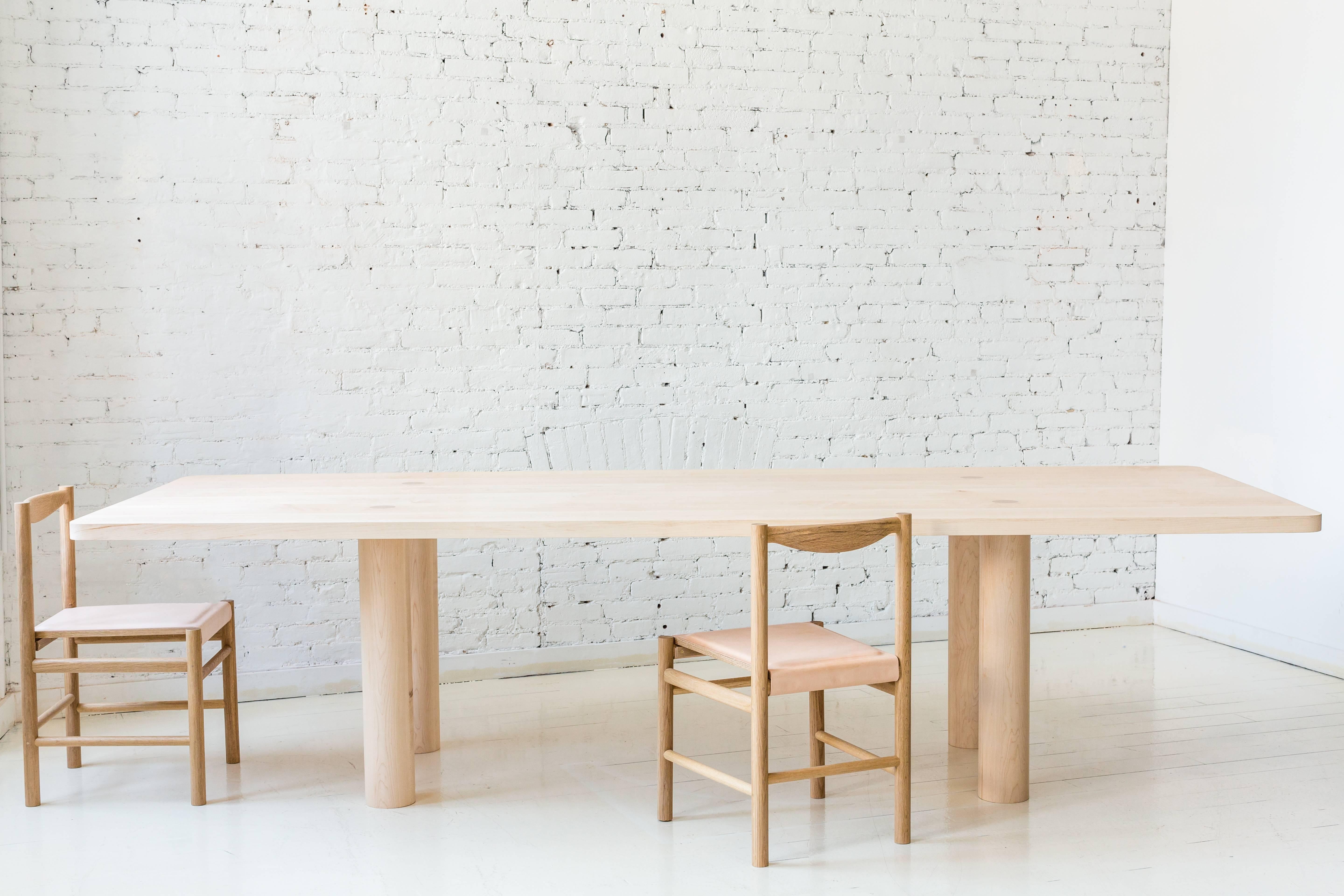 Américain Table de salle à manger contemporaine à colonne droite en bois avec pieds droits en érable par Fort Standard en vente