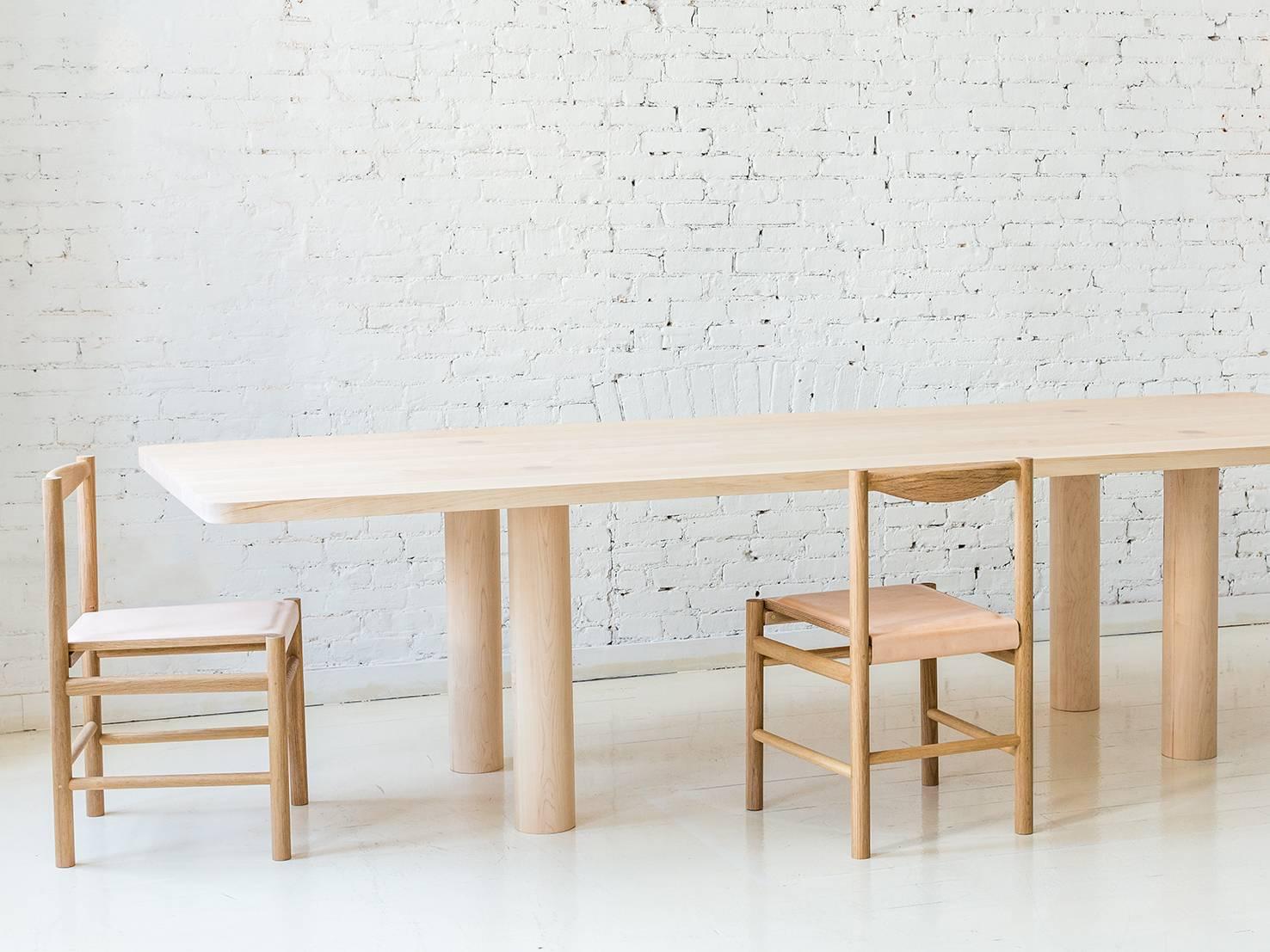 Fait main Table de salle à manger contemporaine à colonne droite en bois avec pieds droits en érable par Fort Standard en vente
