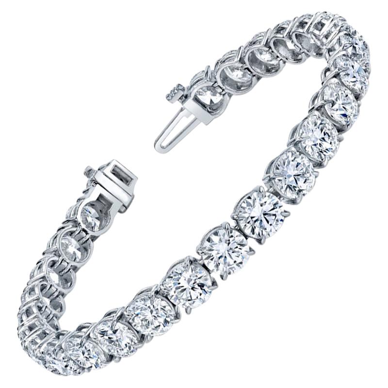 Straight Line Bracelet with Round Brilliant Diamonds For Sale