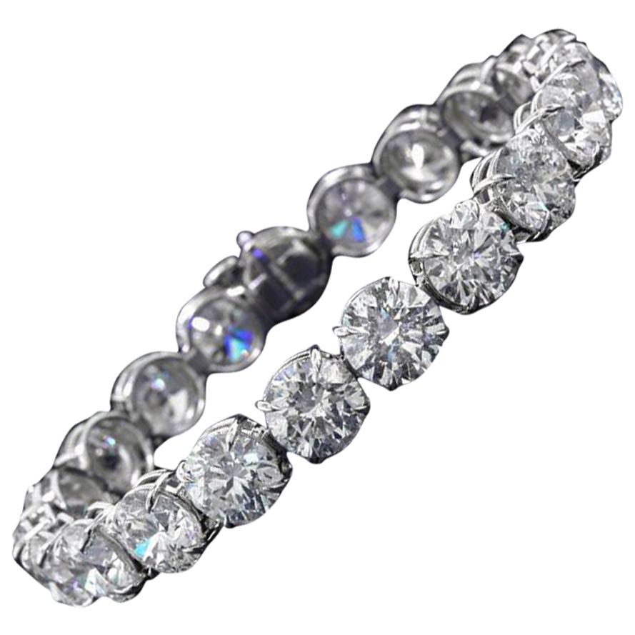 27 diamants ronds brillants sertis dans un bracelet en platine à 4 griffes et à ligne droite.
Environ 1,00 par pierre
Poids total en carats 27,32
Mesure 7 pouces de long
