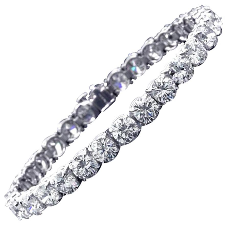 Straight Line Bracelet with Round Brilliant Diamonds For Sale