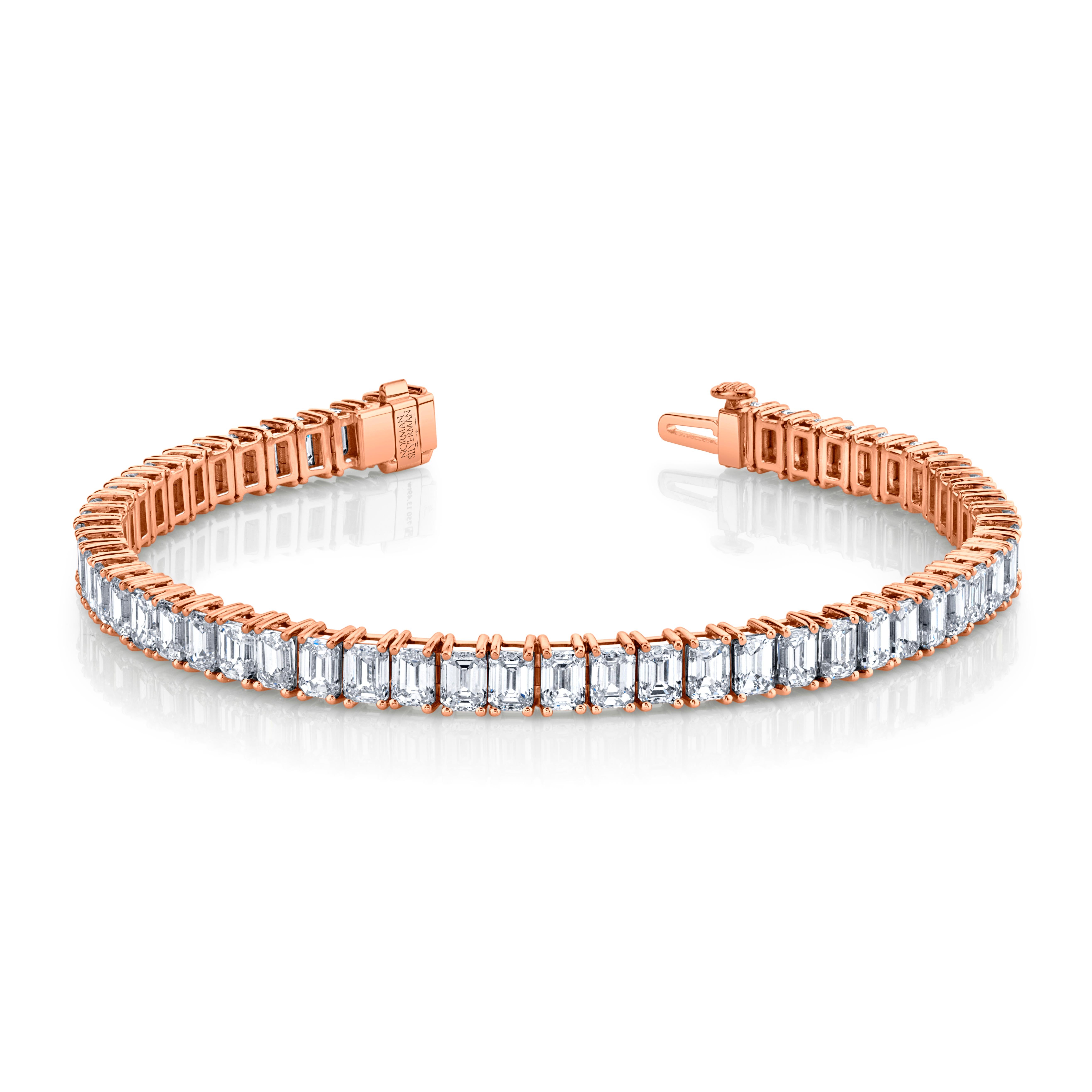 Esta pulsera de líneas rectas tiene 11,40 quilates de diamantes talla esmeralda -59 piedras de color F y claridad VVS-VS- engastados en oro blanco de 18 quilates. Un diseño elegante y atemporal que exhibe un brillo excepcional y una artesanía de