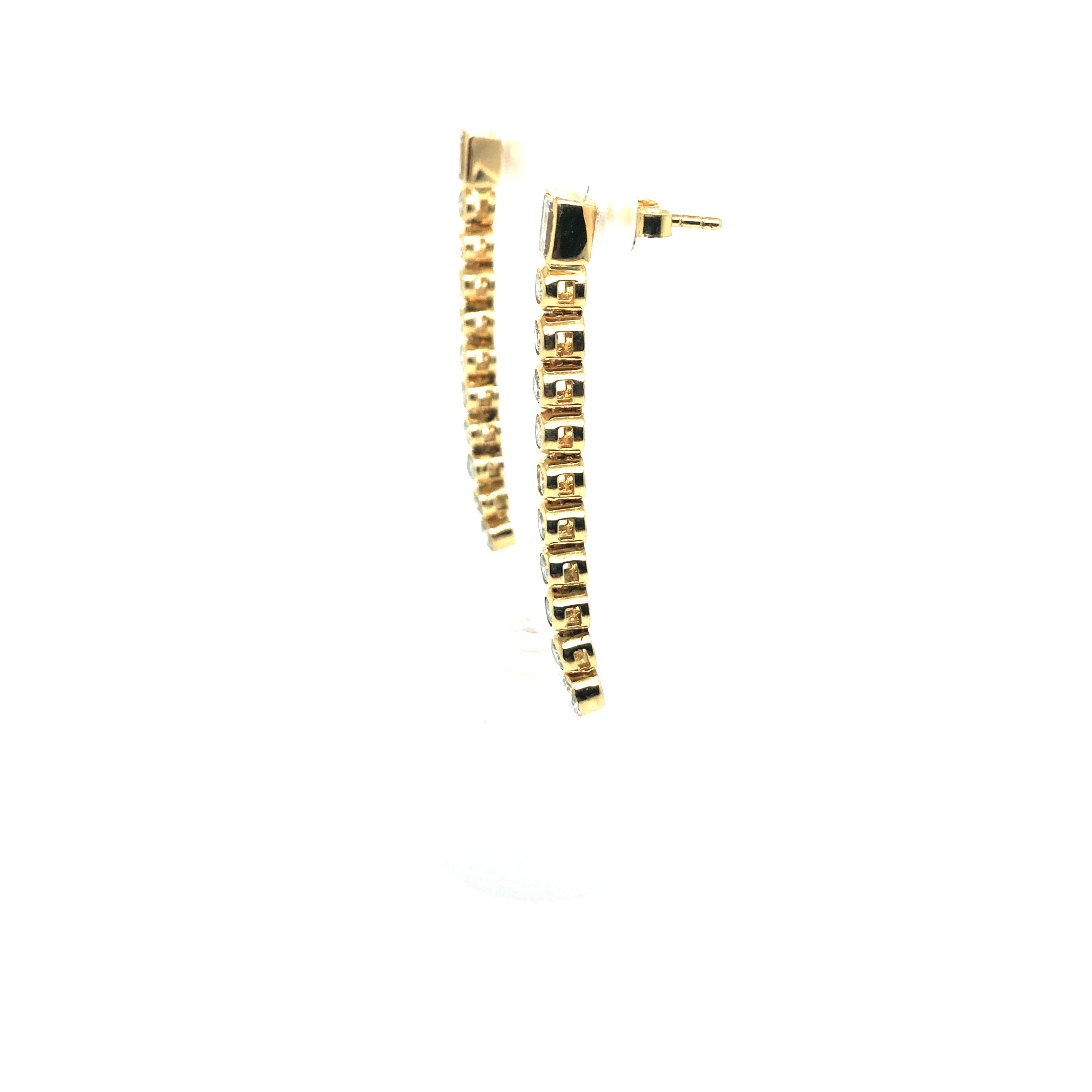 Boucles d'oreilles pendantes en or jaune 14K avec diamants ronds et taille émeraude 0.65'ctw' et 1.90'ctw'. Le poids total des diamants est de 2,55 carats. Les boucles d'oreilles pèsent 6,5 grammes et mesurent 1,75 pouce de long.