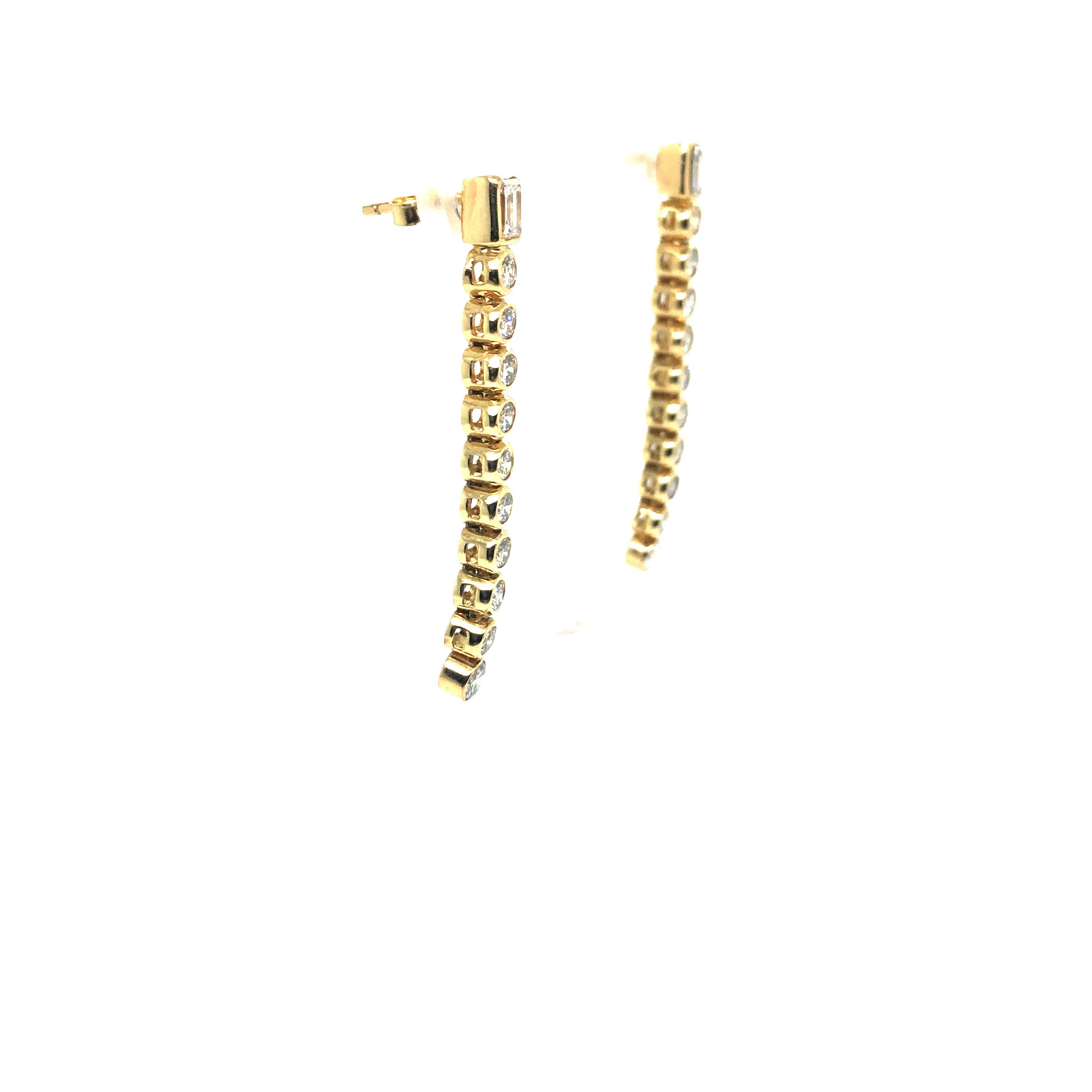 Taille émeraude Boucles d'oreilles pendantes en or jaune 14K avec diamants ronds et taille émeraude en vente