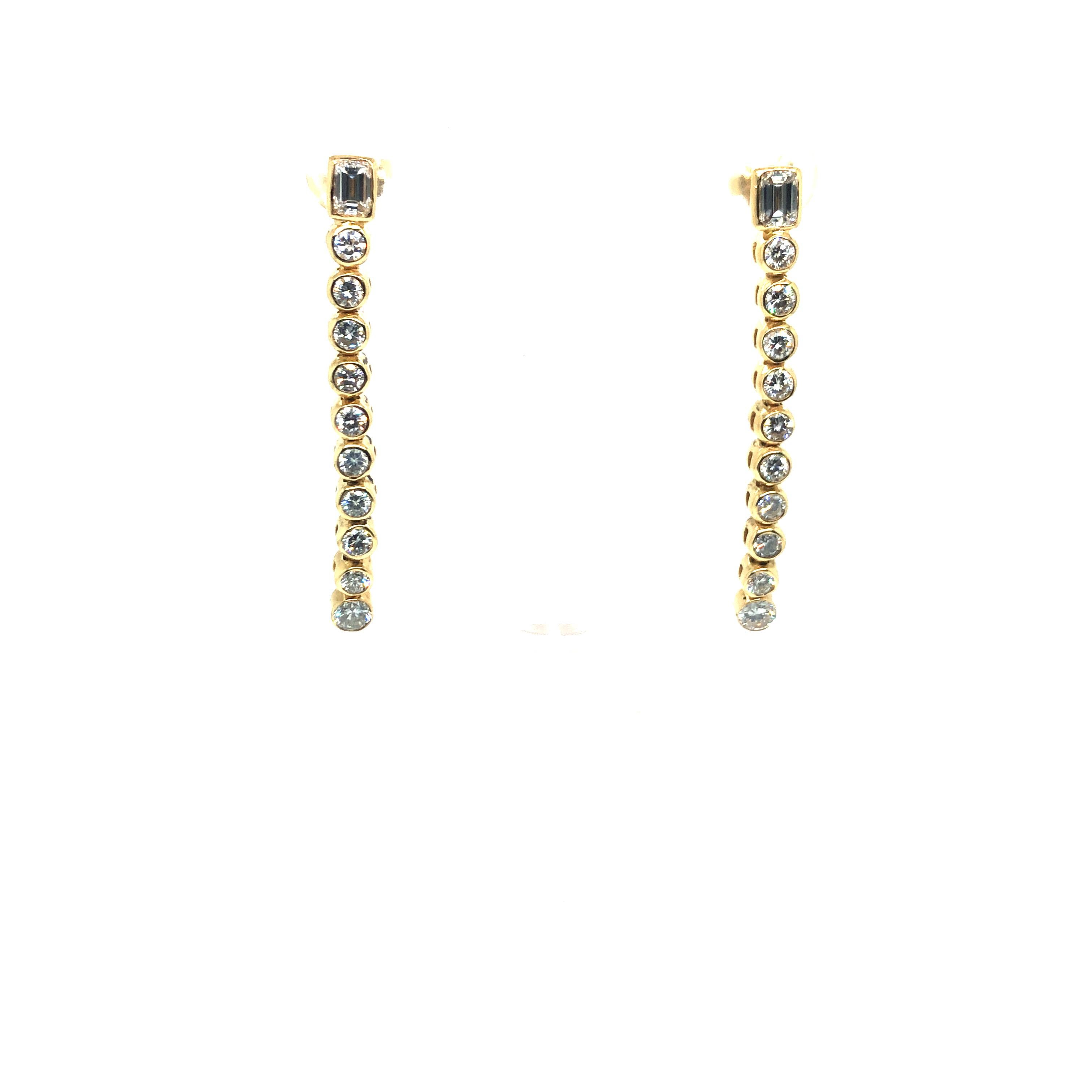 Boucles d'oreilles pendantes en or jaune 14K avec diamants ronds et taille émeraude Excellent état - En vente à Dallas, TX