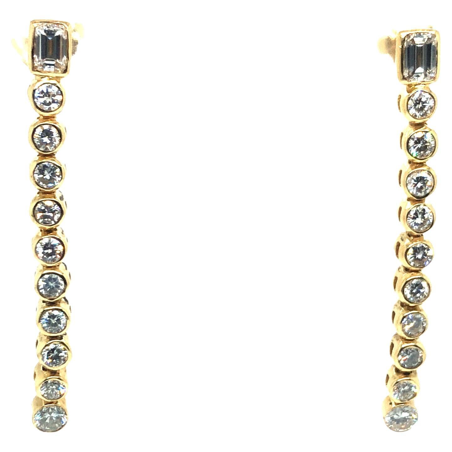 Boucles d'oreilles pendantes en or jaune 14K avec diamants ronds et taille émeraude en vente