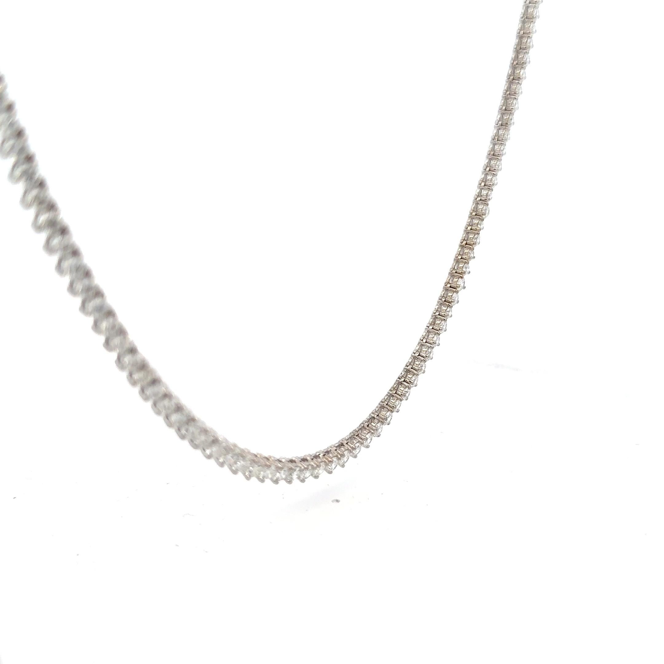 Collar de tenis con tres puntas de diamantes Corte redondo en venta
