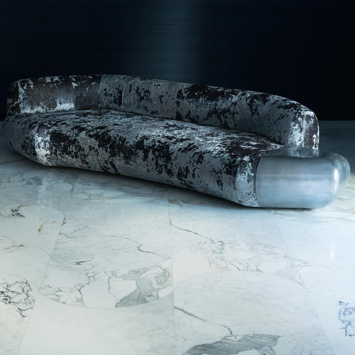 STRAIGHT modern sofa in textured velvet with liquid metal or cast aluminum In Excellent Condition In Paris, FR