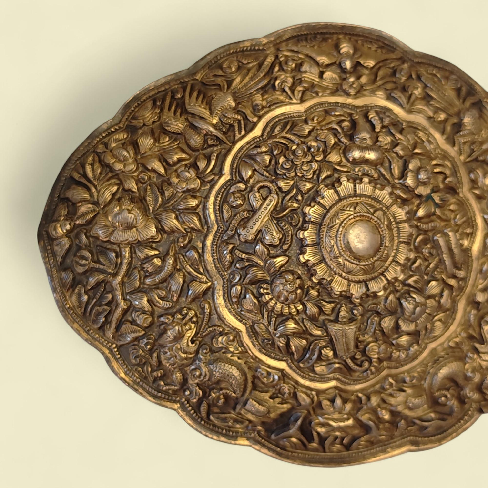 Hebilla de cinturón dorada de plata del Estrecho (peranakan / Malasia / Singapur), década de 1890. Singapurense en venta