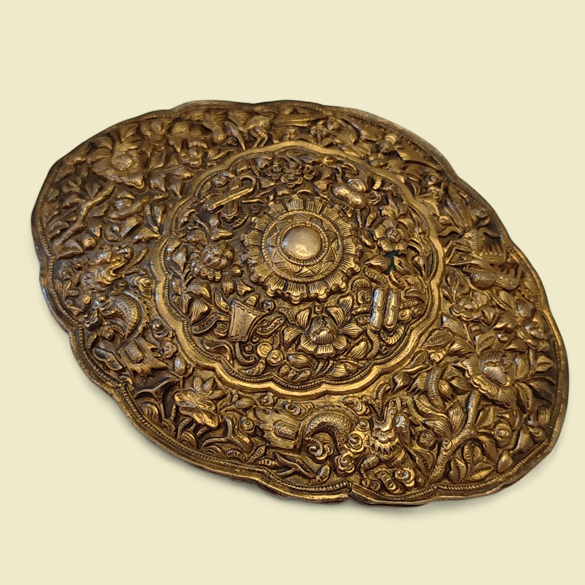 Hebilla de cinturón dorada de plata del Estrecho (peranakan / Malasia / Singapur), década de 1890. Tallado a mano en venta