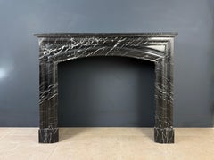 Strakke Antieke Art Deco Frontschouw in Nero Marquina Marmer