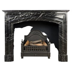 Strakke Antieke Art Deco Frontschouw in Nero Marquina Marmer