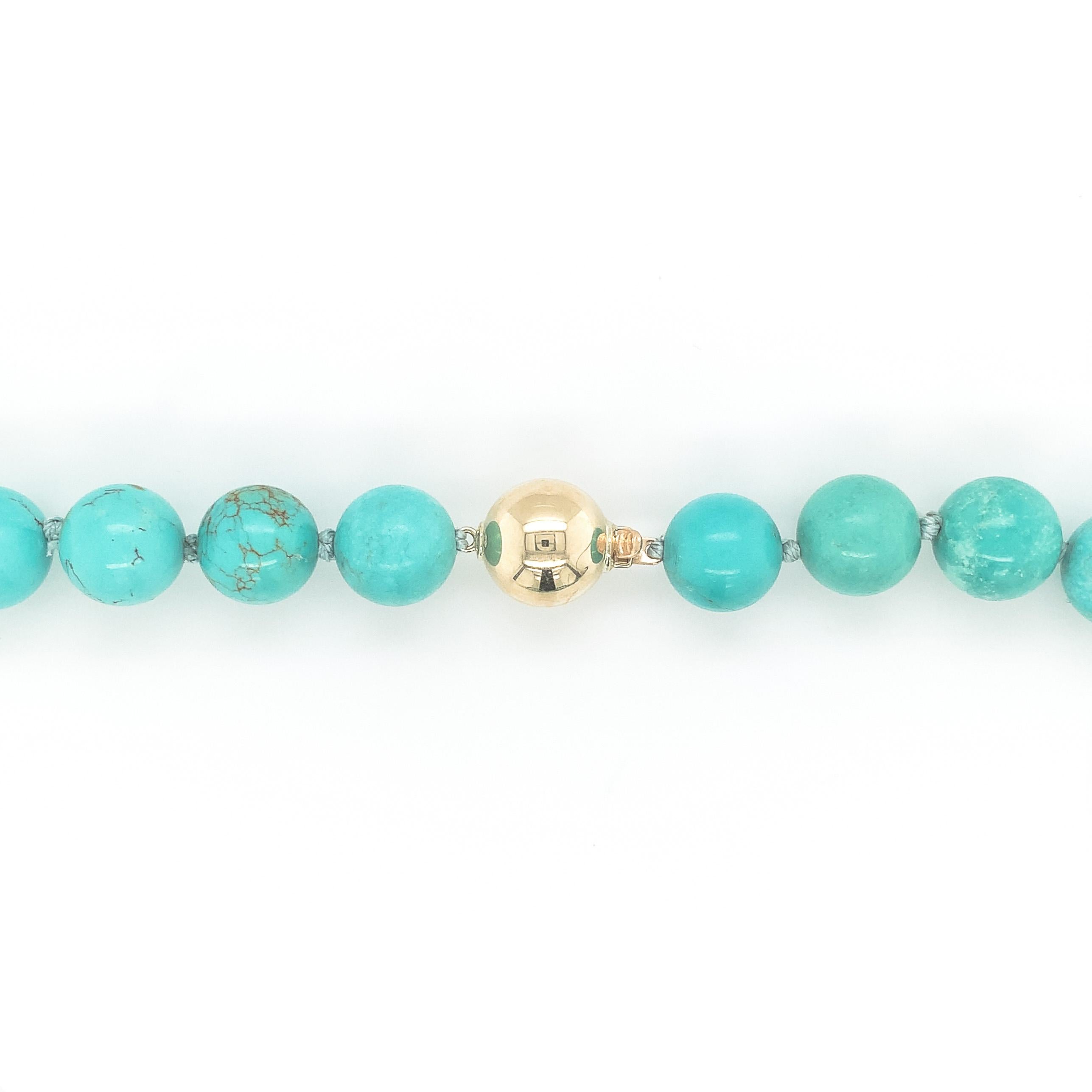 Perle Collier de perles de turquoise Kingman de 12 mm avec fermoir 14K en vente