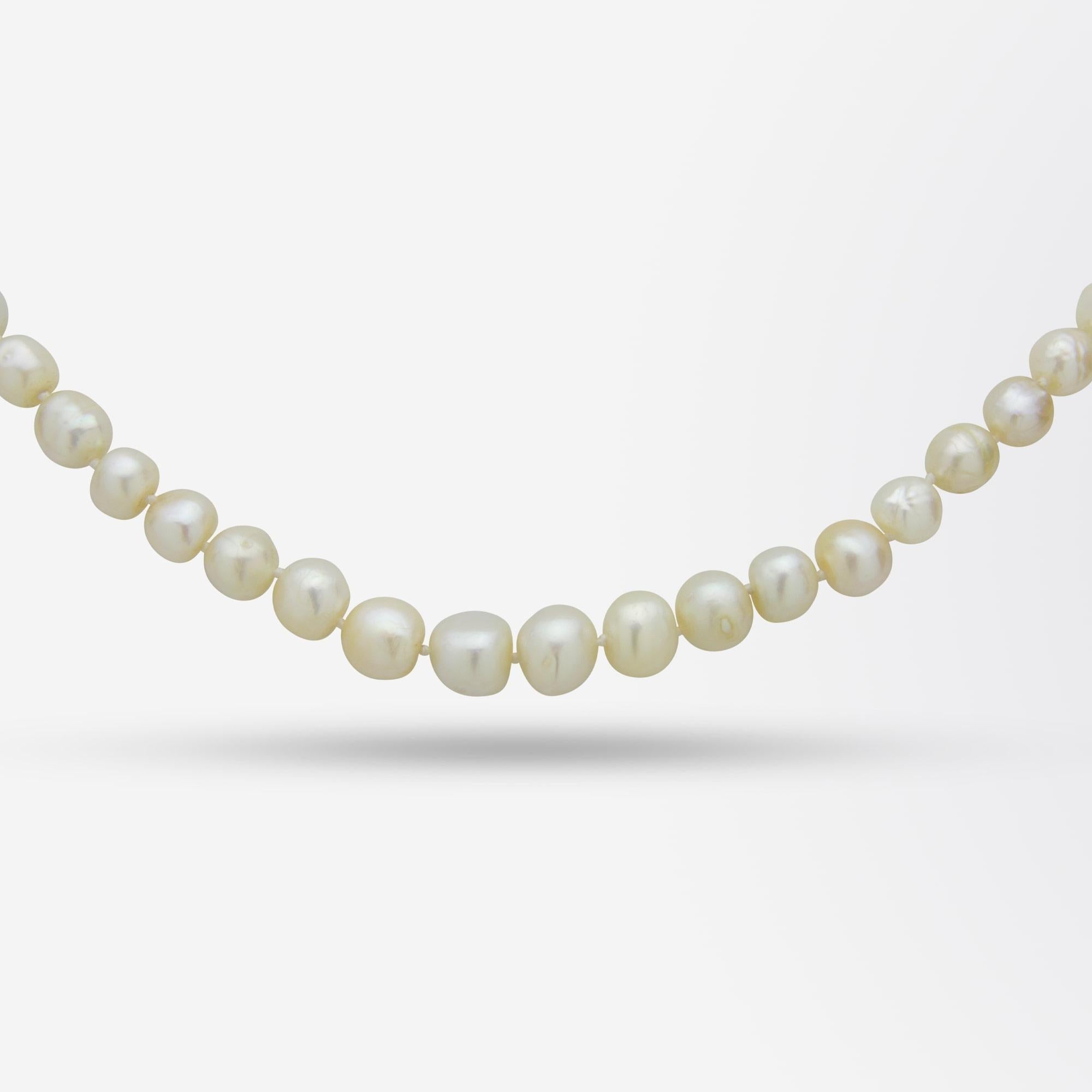 Strang aus 85 natürlichen Perlen mit 15 Karat Gold und Diamantverschluss (Art déco)