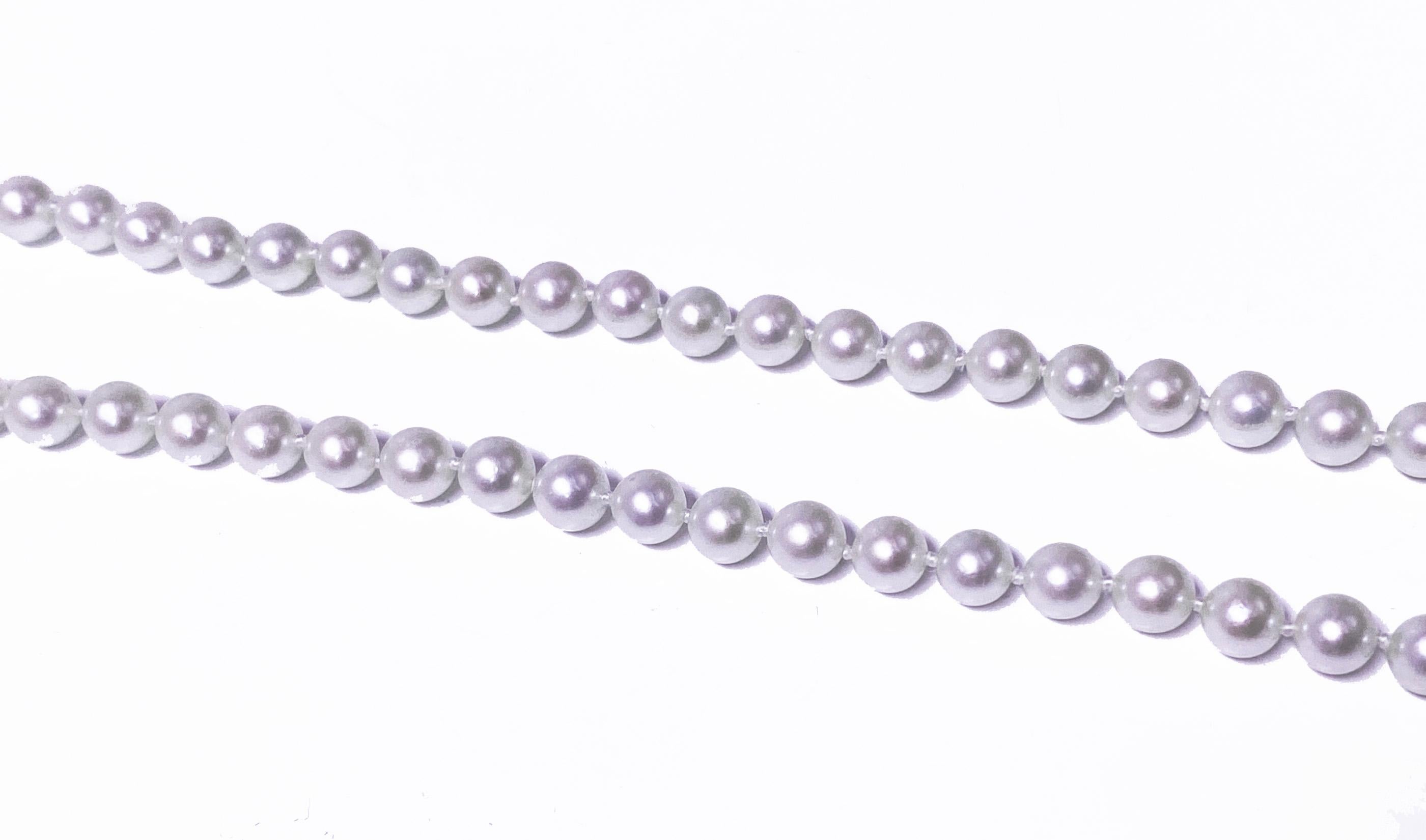 22 inch Strand of Cultured Fresh Water Pearl Necklace comprising 79 well matched round cultured pearls gauging approximately 6.00 - 6.50 mm, cream -white, slight rose overtone, medium - high lustre, medium - thick nacre, very slightly blemished,