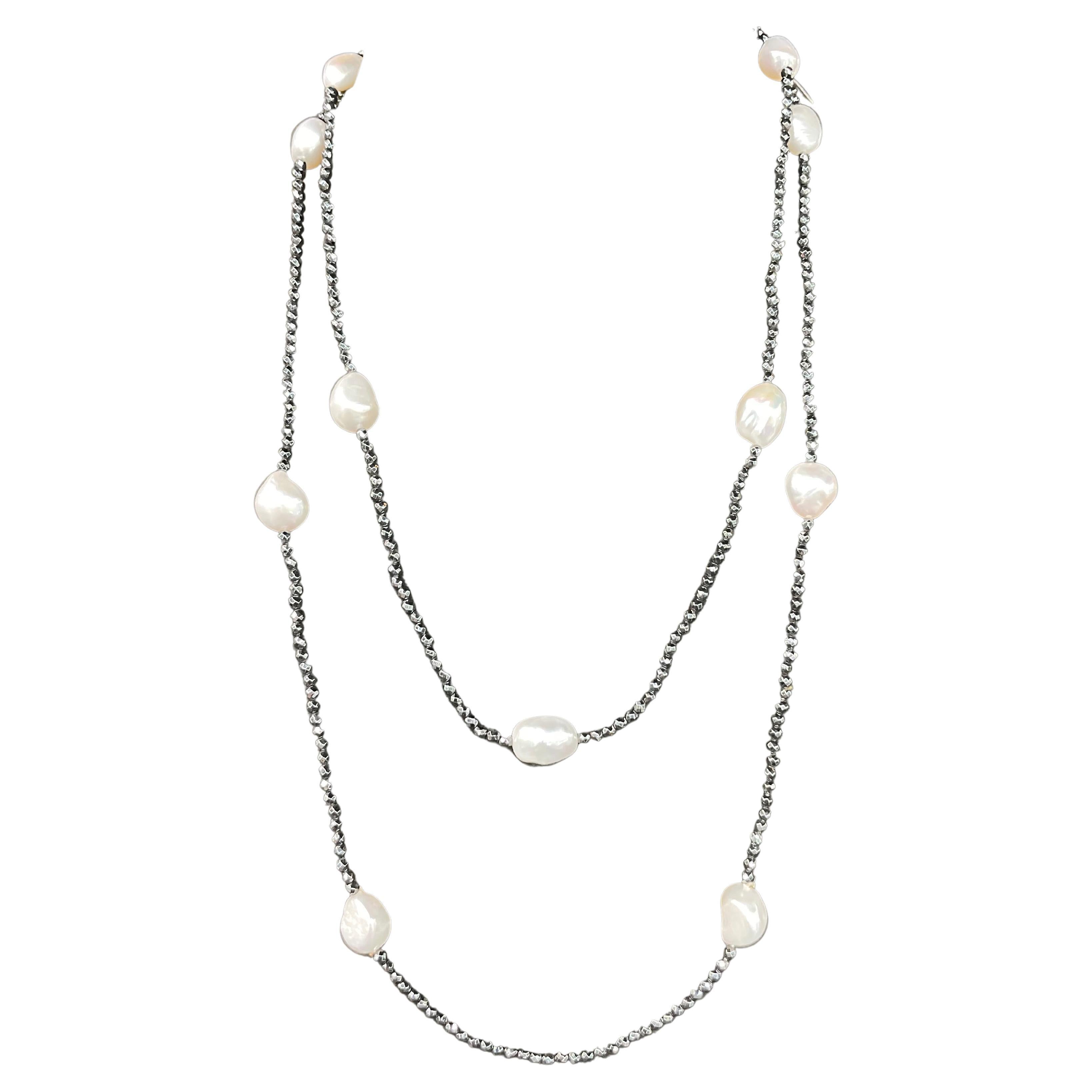 Collier multibrins en hématite et perles blanches 50 pouces en vente
