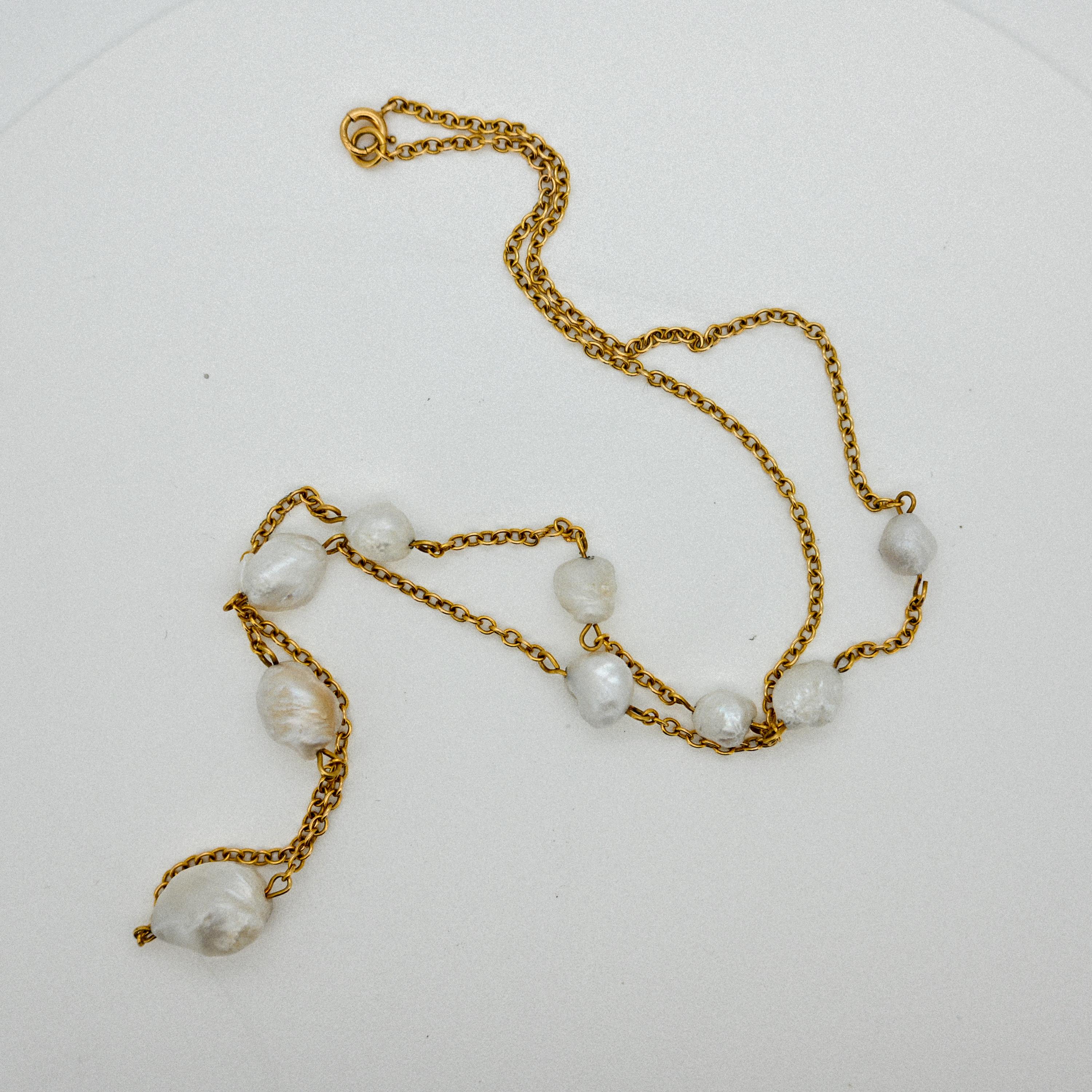 Chacune des neuf perles composant ce collier éthéré est un monde en soi - organique, lumineux et entièrement naturel. Certifiées par le GIA comme de véritables perles naturelles d'eau de mer, et non de culture, elles sont le fruit du hasard, et non