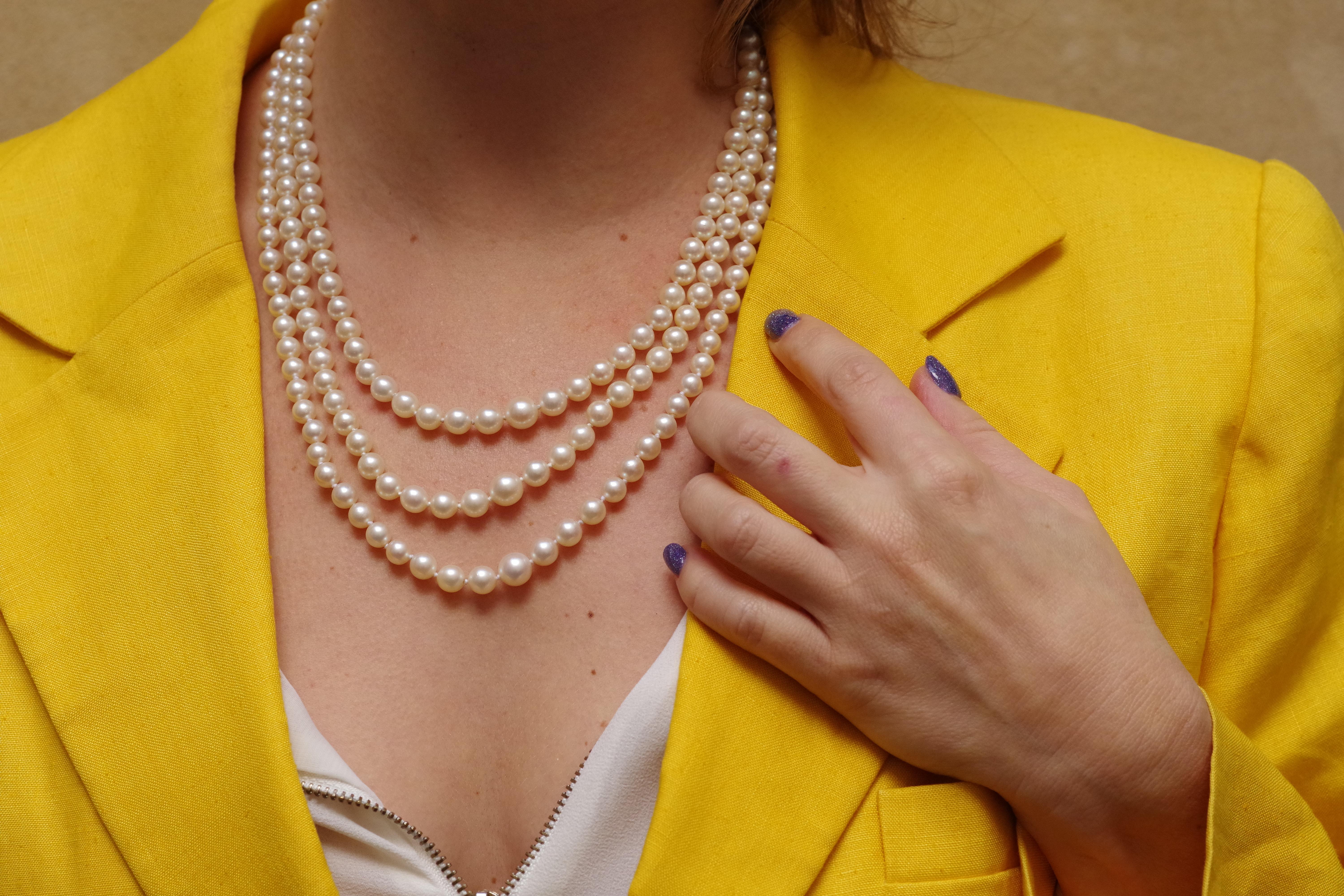 Collana a tre fili di perle coltivate, chiusura in oro e diamanti, anni '70, Francia in vendita 6
