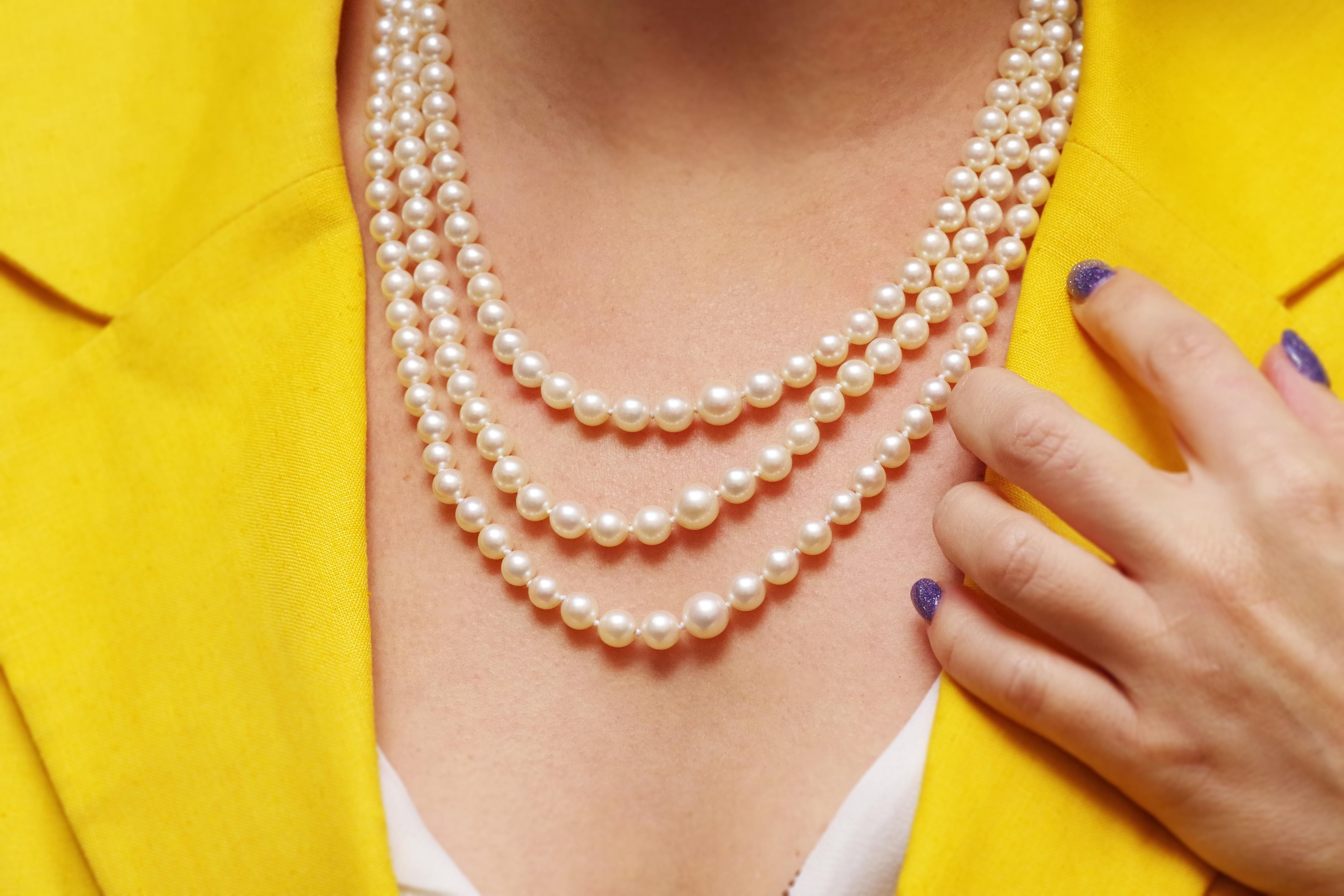 Collana a tre fili di perle coltivate, chiusura in oro e diamanti, anni '70, Francia in vendita 7