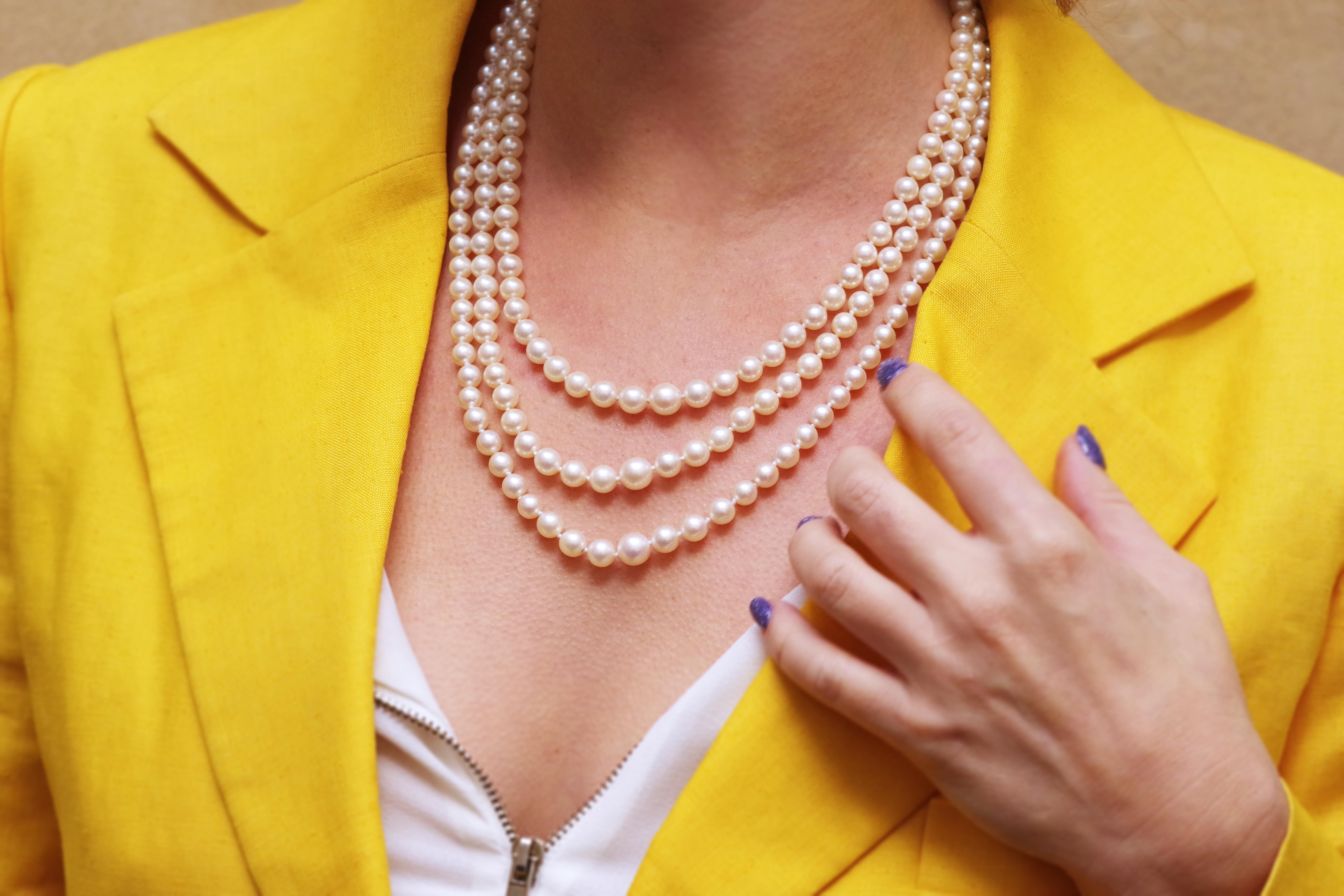 Collana a tre fili di perle coltivate, chiusura in oro e diamanti, anni '70, Francia in vendita 8