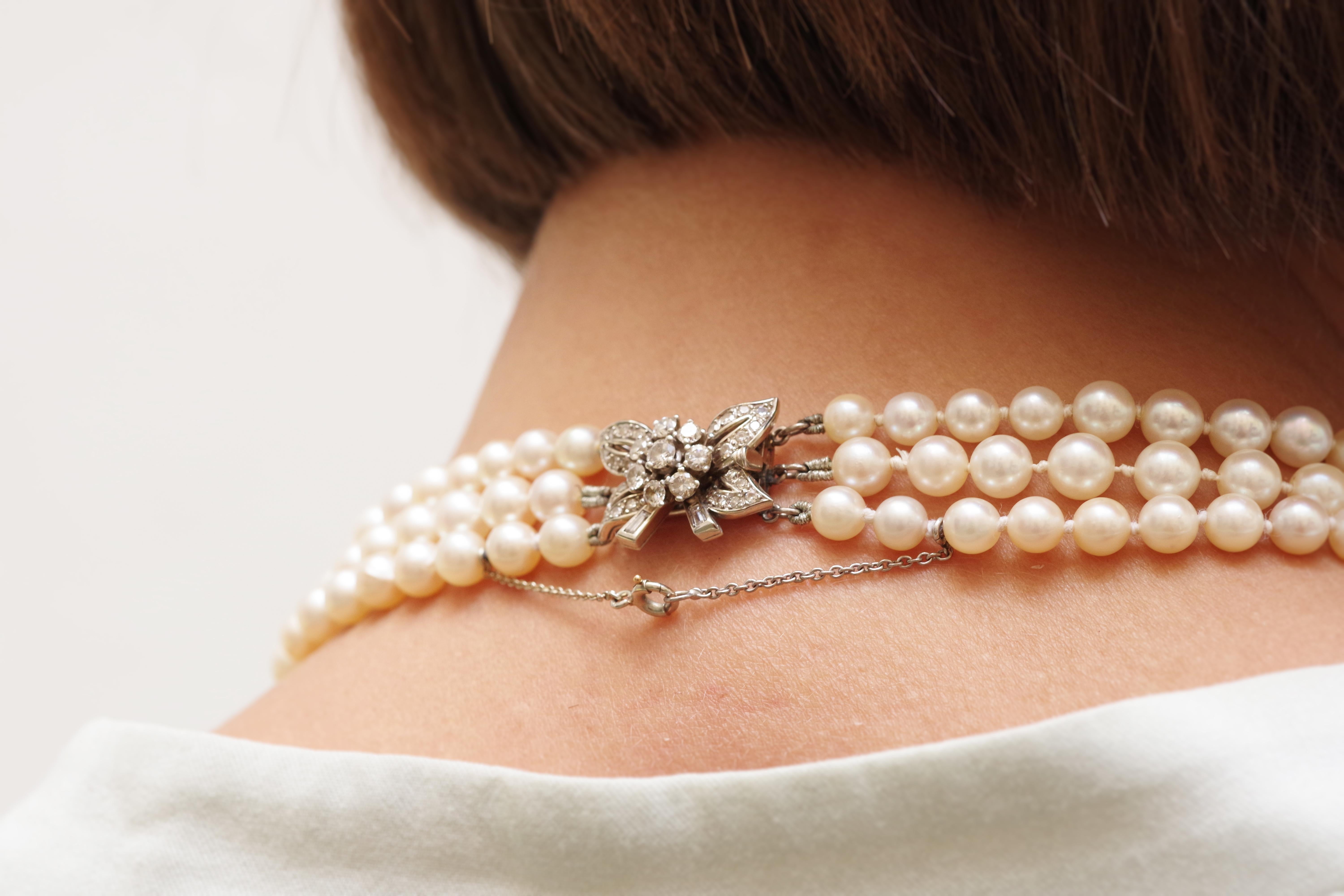 Taglio baguette Collana a tre fili di perle coltivate, chiusura in oro e diamanti, anni '70, Francia in vendita