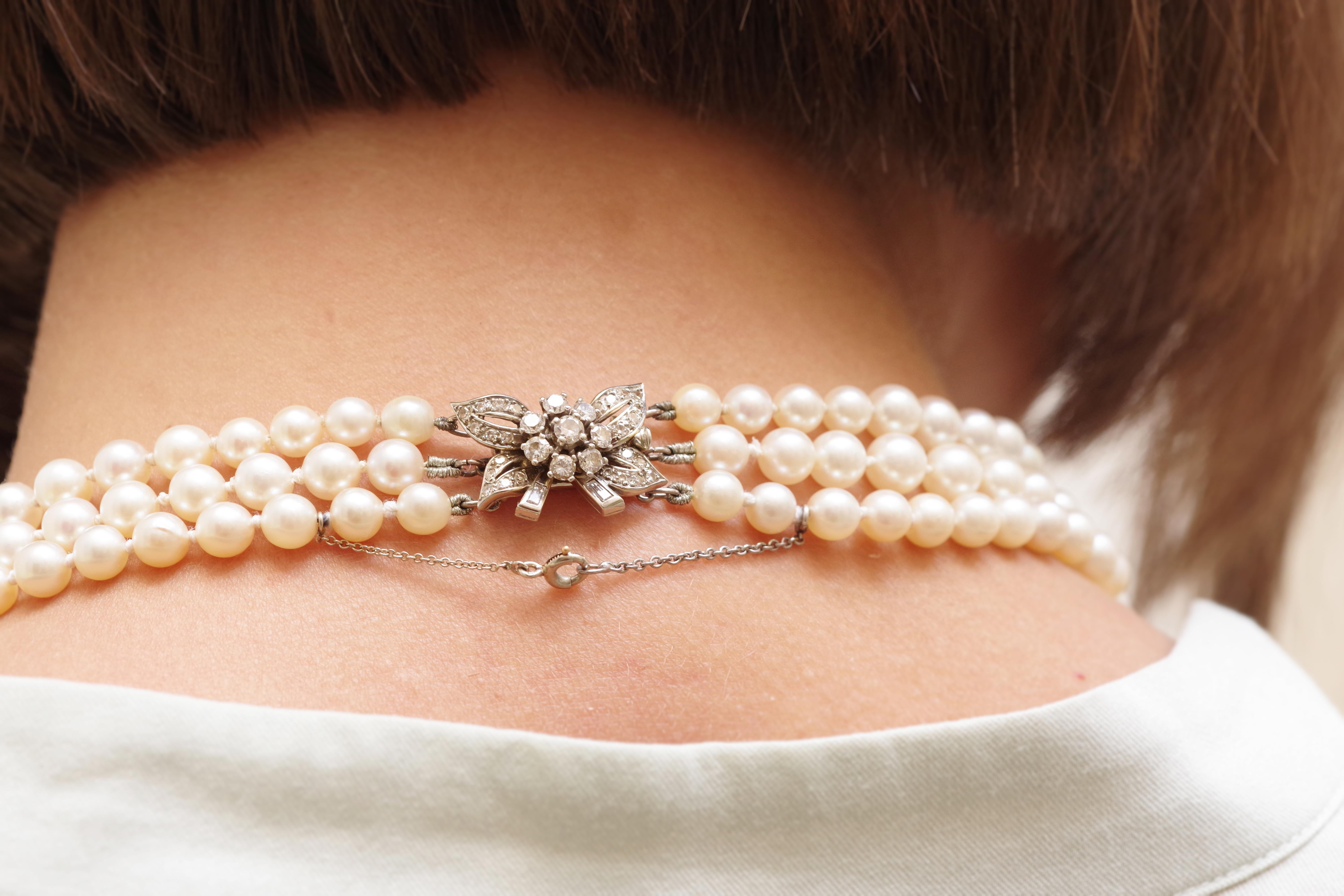 Collana a tre fili di perle coltivate, chiusura in oro e diamanti, anni '70, Francia In condizioni buone in vendita a PARIS, FR